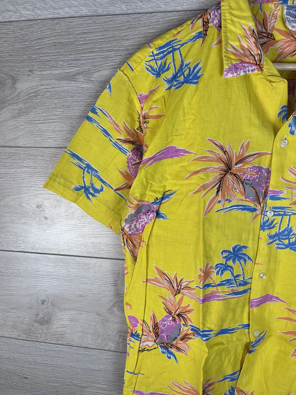 Vintage Vintage Mens Hawaiian Button Down Shirt size M Size US M / EU 48-50 / 2 - 5 Thumbnail