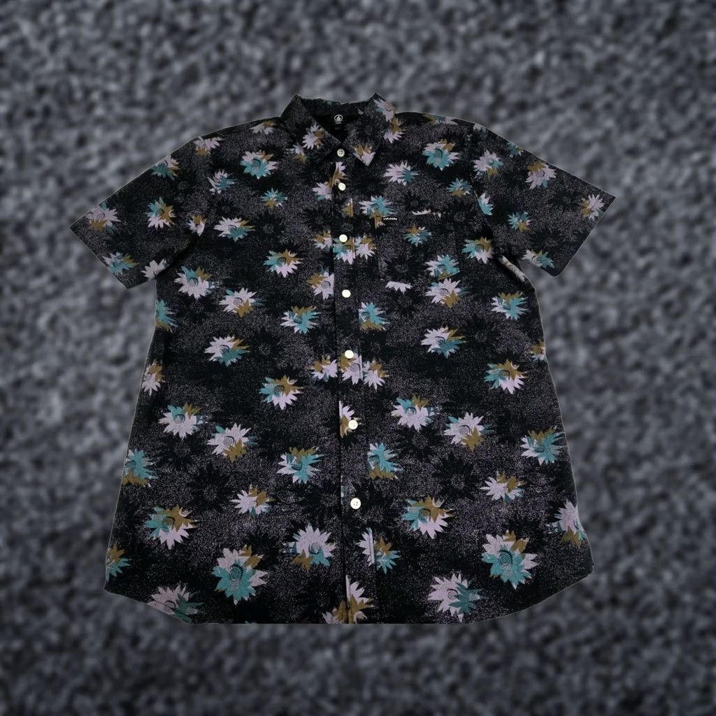 Volcom Volcom Men’s Short Sleeve Button Up Floral Shirt Blk/Purple Size M Button-Up Casual Beach Hawaiian 90s Mens Size US M / EU 48-50 / 2 - 1 Thumbnail