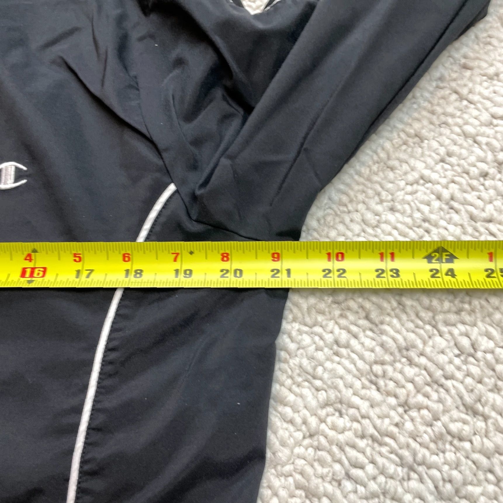 Champion Champion Windbreaker Jacket Womens Medium Black Full Zip Pockets Zip Cuffs Size M / US 6-8 / IT 42-44 - 4 Thumbnail