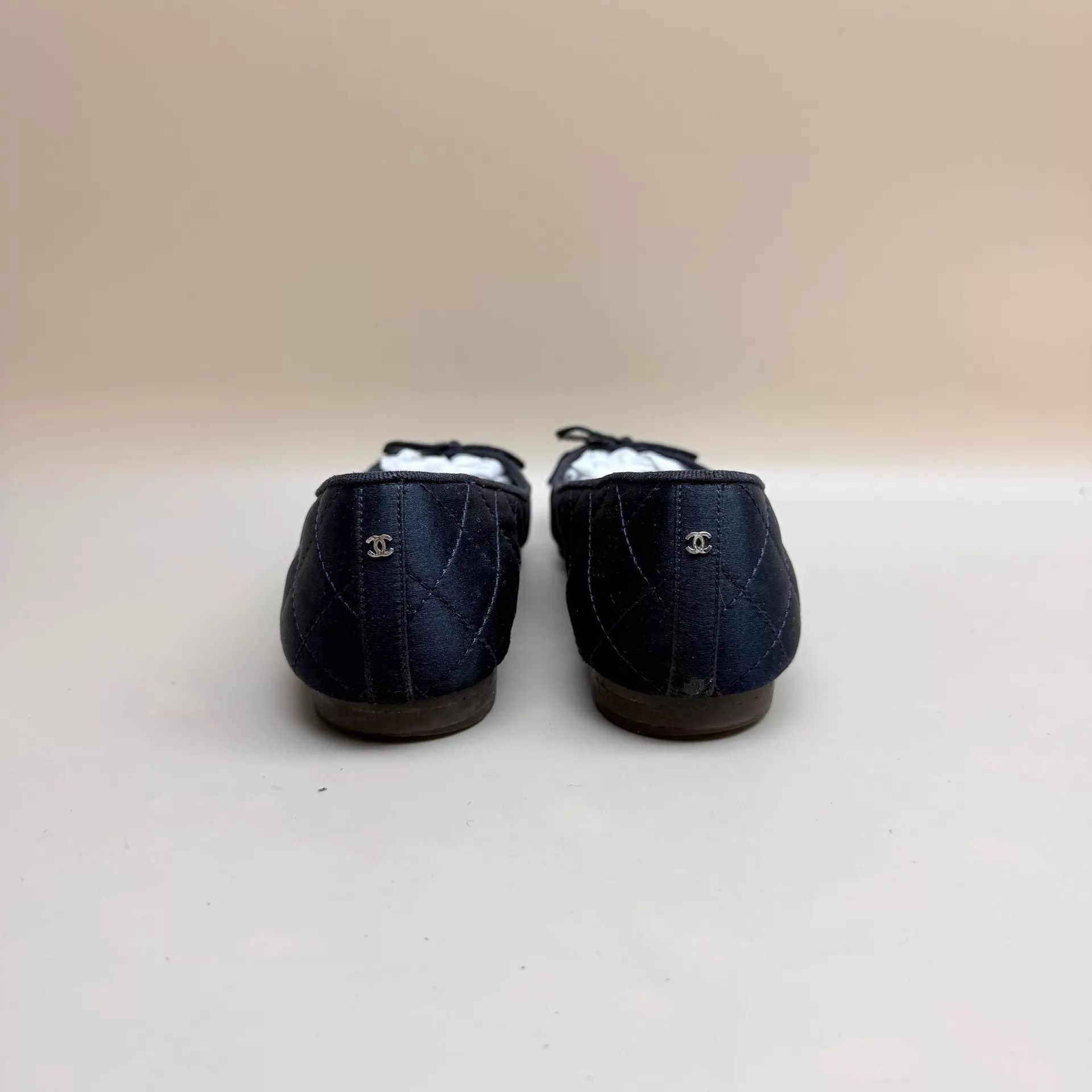 Chanel CHANEL Navy Blue CC Quilted Low Heel Shoes 37 Size US 6.5 / IT 36.5 - 3 Thumbnail