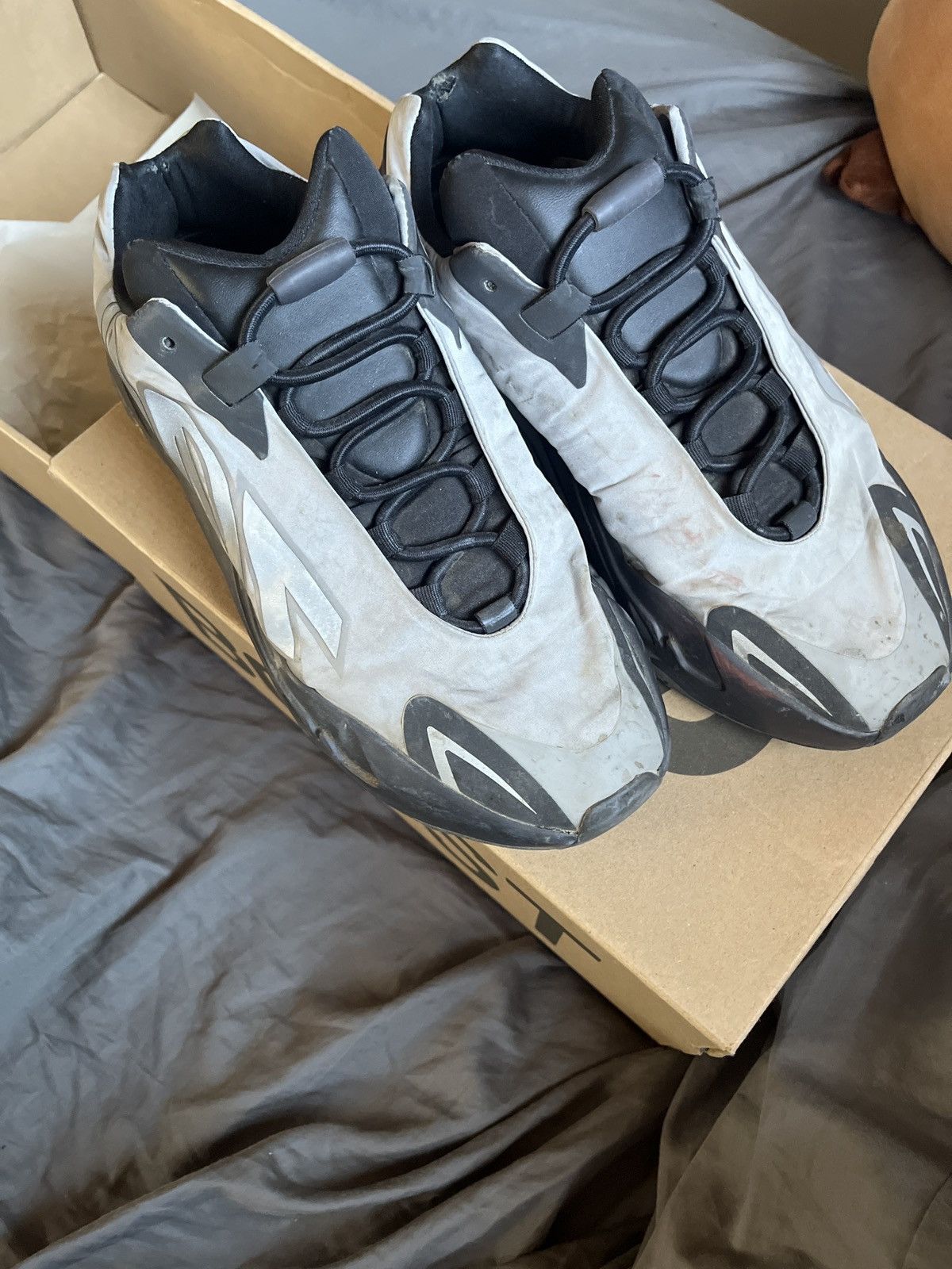 Yeezy Yeezy 700 MNVN Metallic Size US 9.5 / EU 42-43 - 4 Thumbnail
