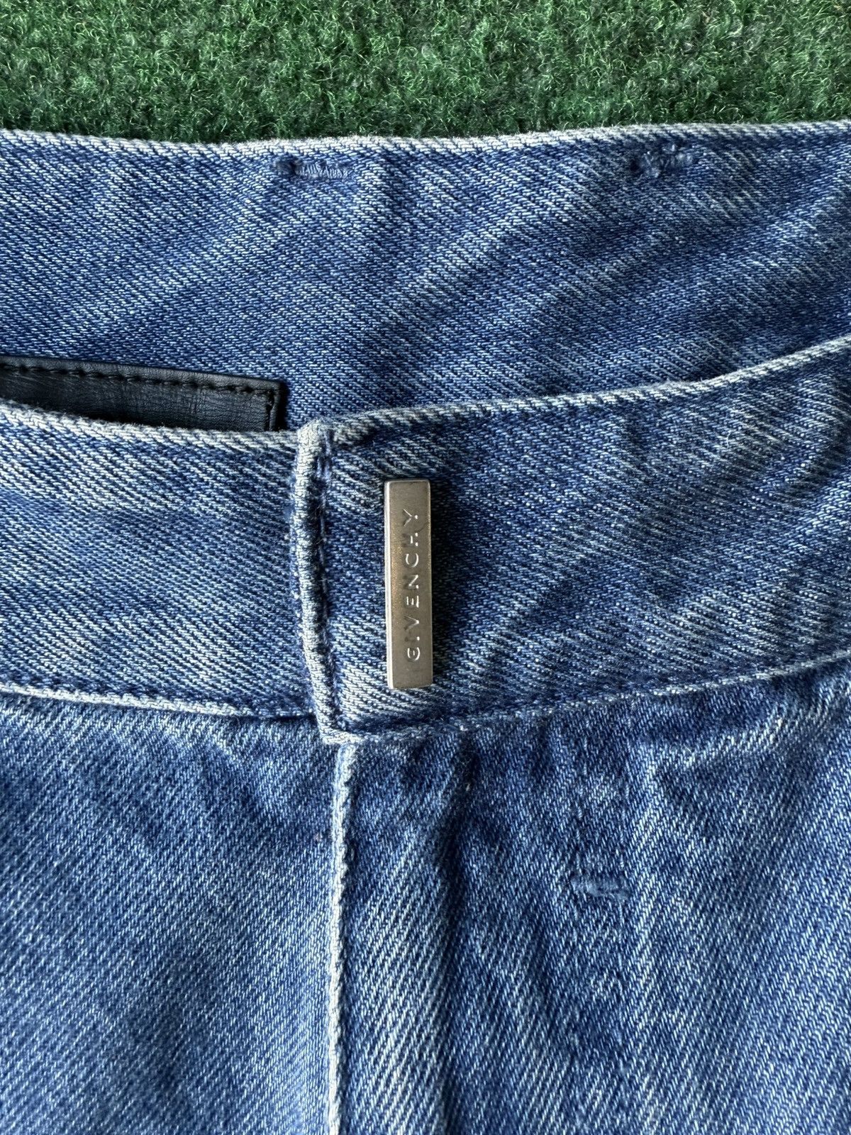 Givenchy USED GIVENCHY MENS MULTICUTTED DENIM CARGO SHORTS SIZE 36 Size US 36 / EU 52 - 4 Thumbnail