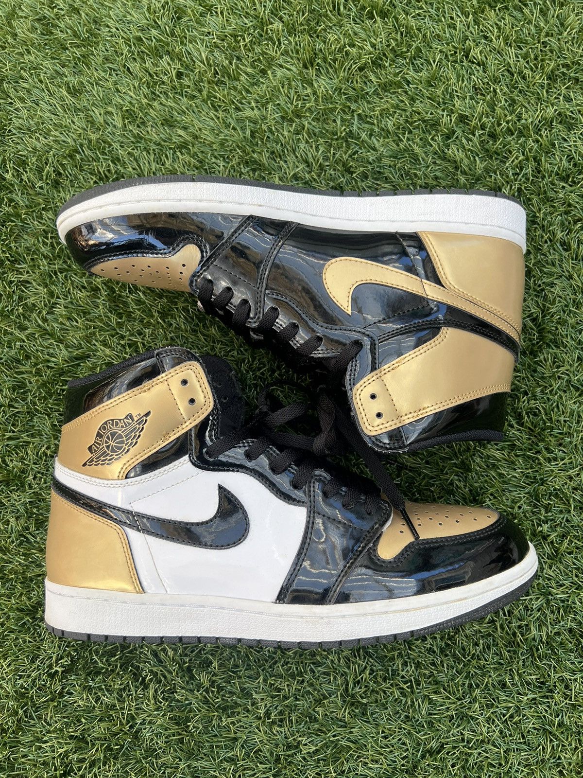 Jordan Brand Jordan 1 Patent Gold Toe Size US 10.5 / EU 43-44 - 8 Thumbnail