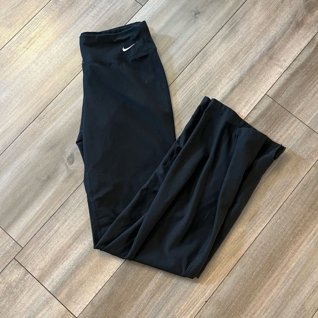 Nike Nike Black Wideleg Athletic Leggings Women Small Bin N-21 Size 26" / US 2 / IT 38 - 1 Thumbnail