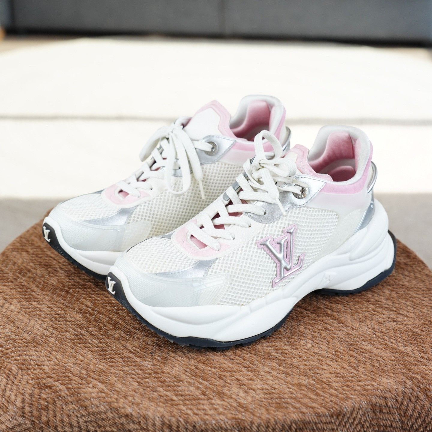Louis Vuitton Louis Vuitton Casual Pink Lowtop Sneakers us_8 Women Size US 8 / IT 38 - 1 Thumbnail