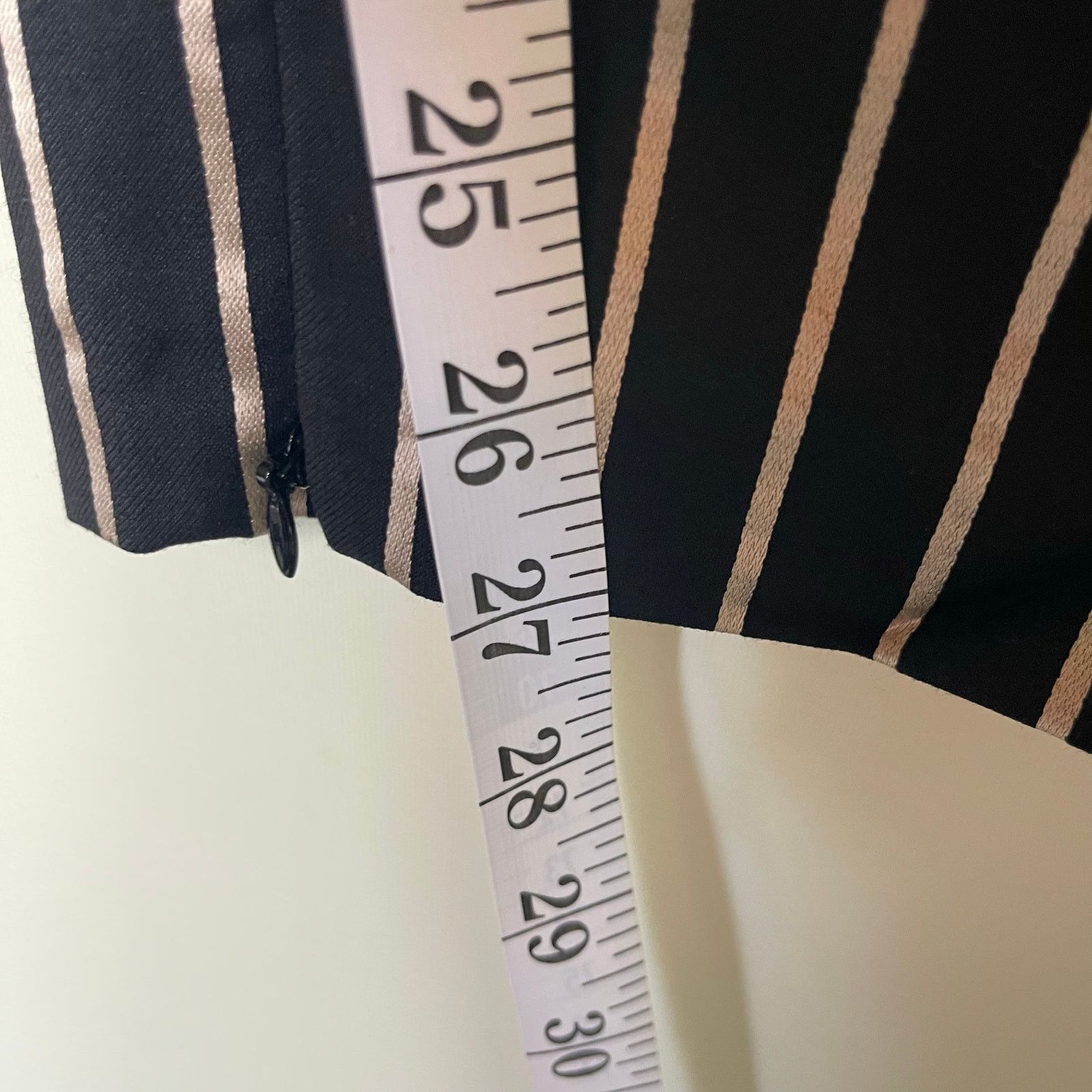 Alice + Olivia New Alice + Olivia black gold stripe mid rise ankle zip pant Size 26" / US 2 / IT 38 - 8 Thumbnail