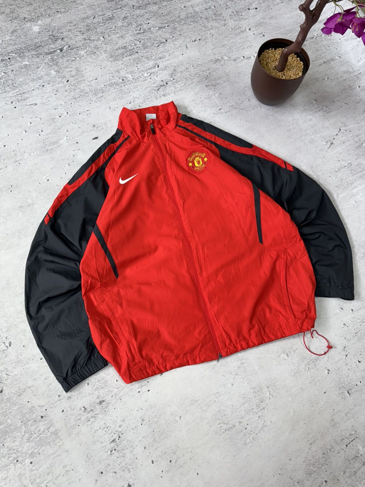 Nike × Vintage NIKE MANCHESTER UNITED VINTAGE BASIC LOGO BAGGY LIGHT JACKET Size US XL / EU 56 / 4 - 1 Thumbnail