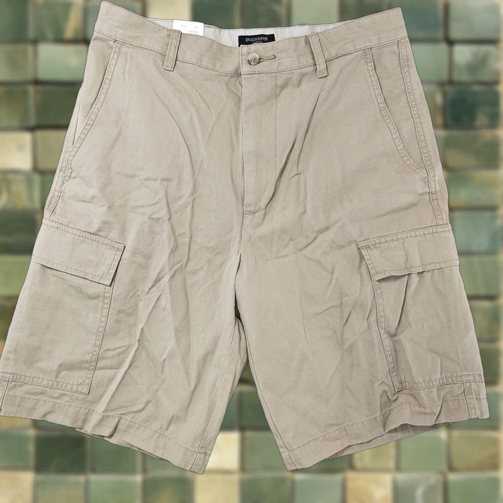 Dockers Dockers Cargo Shorts Mens 30 Beige Relaxed Fit 10 Inseam Casual Cotton Front Pocket Decorated with Dockers Logo Size US 30 / EU 46 - 1 Thumbnail
