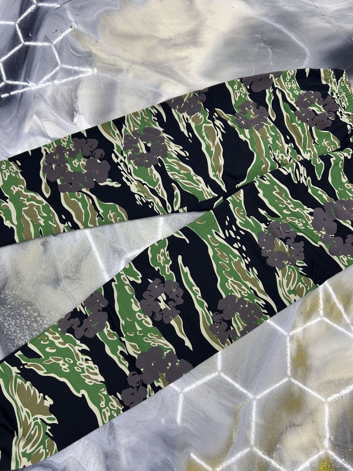 DENIM TEARS Denim Tears Green Tiger Camo Cotton Wreath Sweatpants Size L Size US 34 / EU 50 - 9 Thumbnail