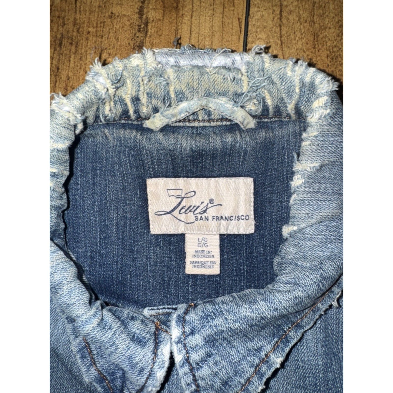 Levi's VINTAGE Levi’s San Francisco Denim Trucker Jacket Blue Distressed Large 20x22 Women’s L 90s Western Trucker Jacket Mens Womens Size L / US 10 / IT 46 - 2 Thumbnail