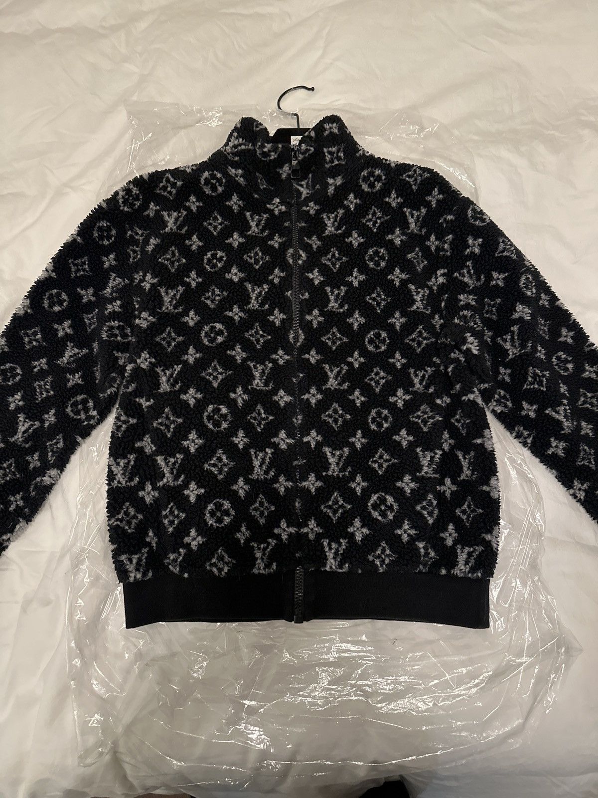 ダミエ柄　LVロゴ◎LOUIS VUITTON ジップアップトレーナー　ブラック ルイヴィトン ［ LOUISVUITTON ] LVロゴ ダミエグラフィット