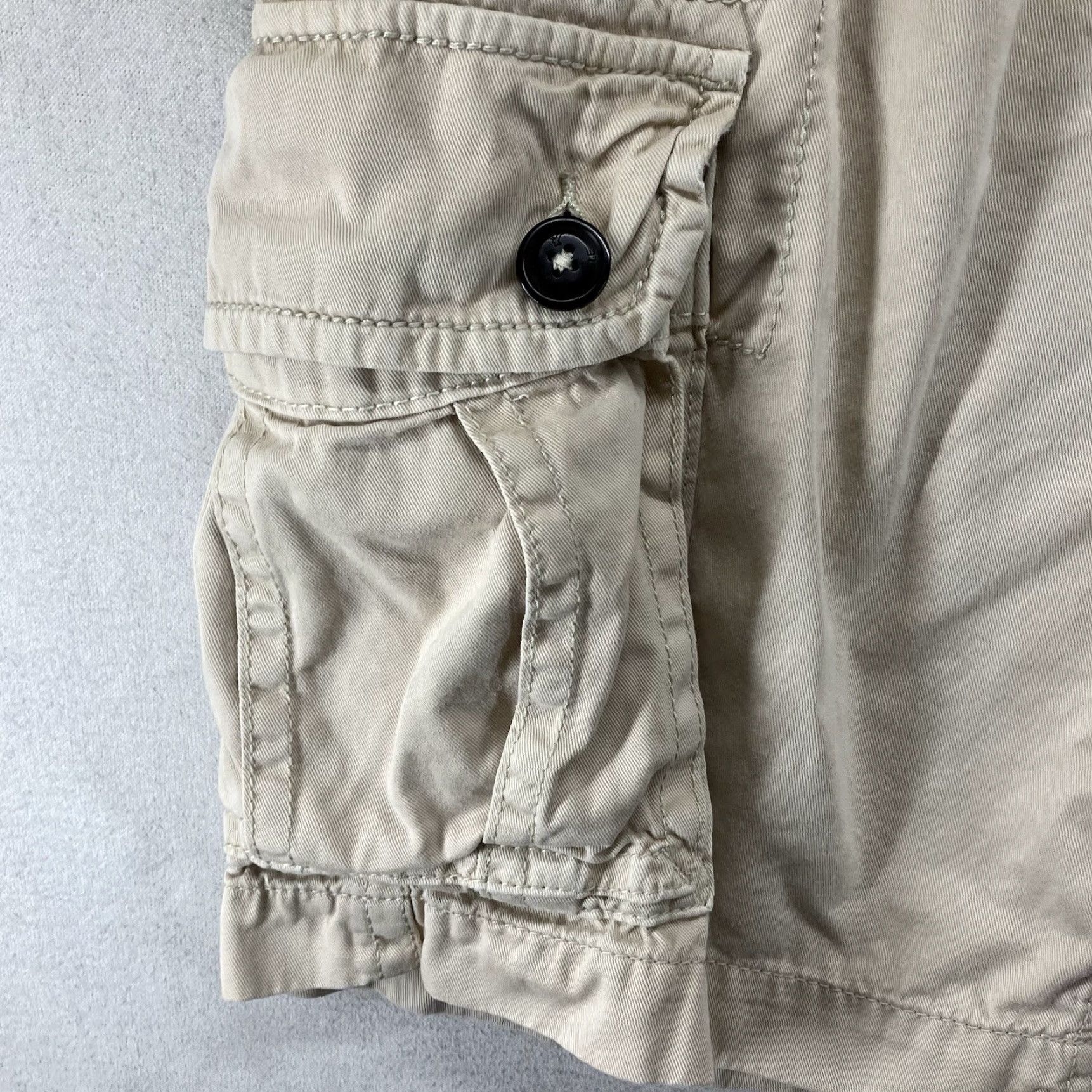 American Eagle Outfitters VINTAGE American Eagle Cargo Shorts Classic 33 Beige Baggy Pockets 36x10 Outdoor Mens Size US 33 - 7 Thumbnail