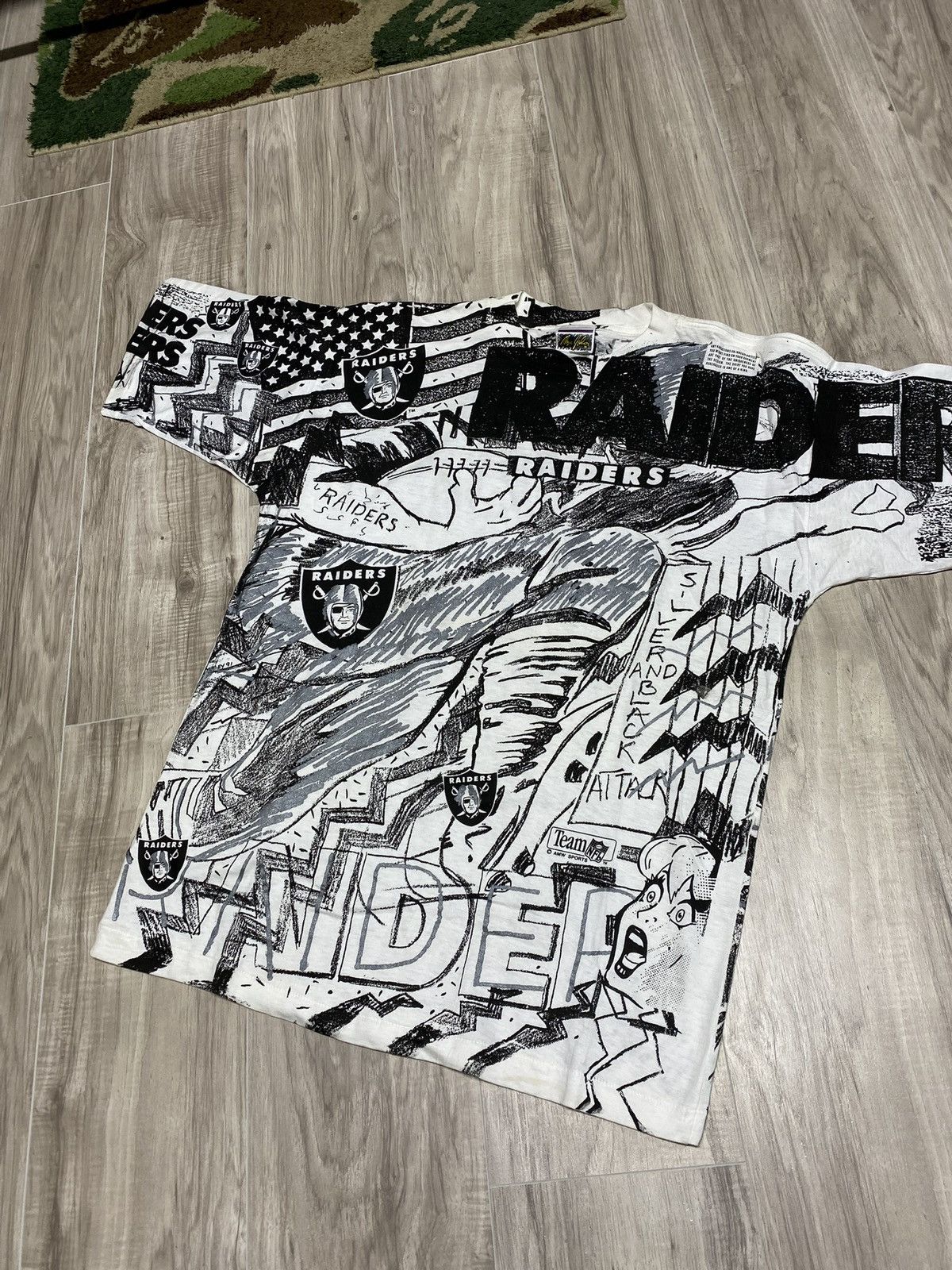 Vintage Vintage 90’s NFL Raiders T-Shirt Vtg Magic Johnson Tee XL Size US XL / EU 56 / 4 - 11 Thumbnail
