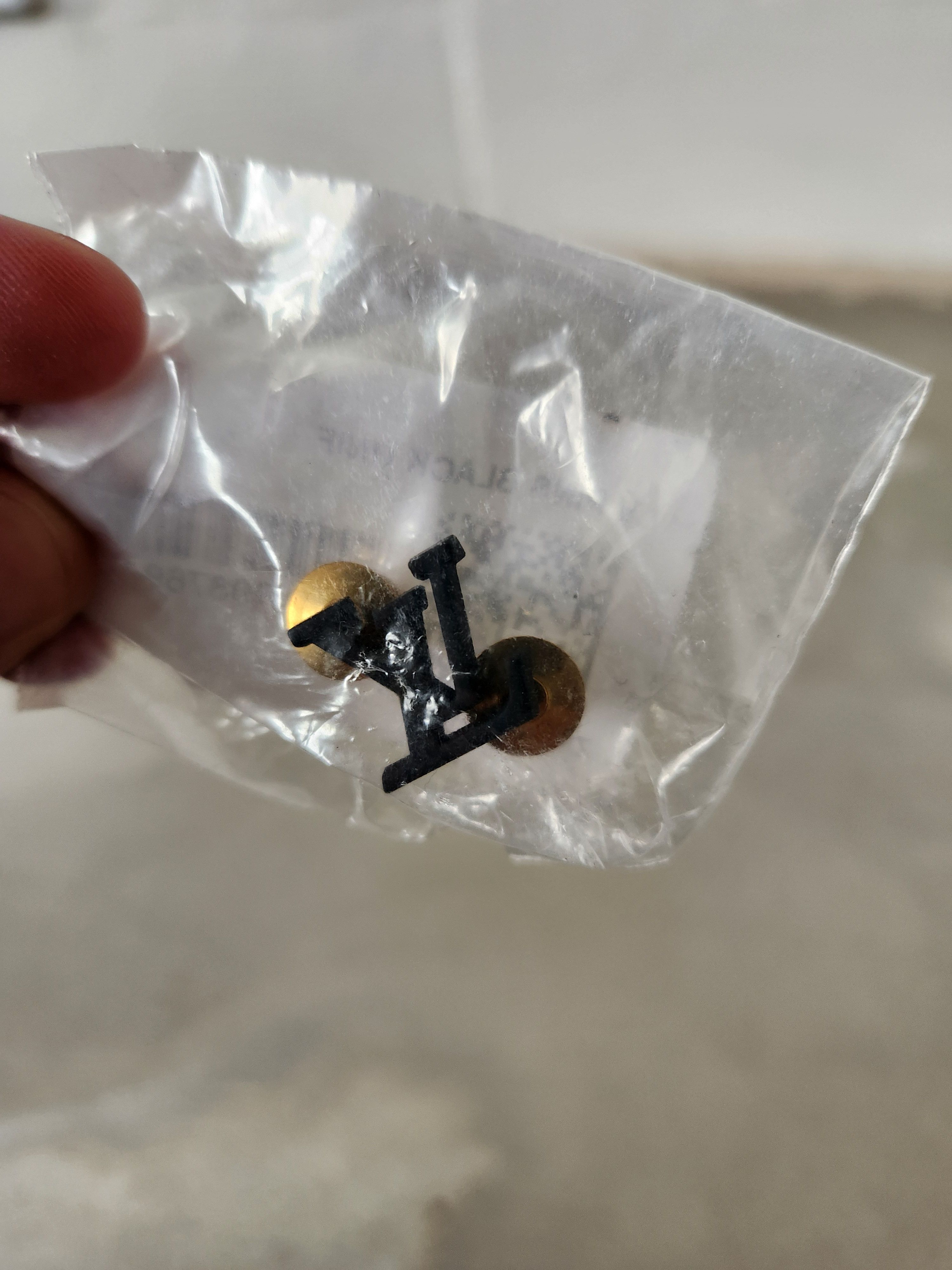 Louis Vuitton LV staff pin matte black Size ONE SIZE - 2 Thumbnail