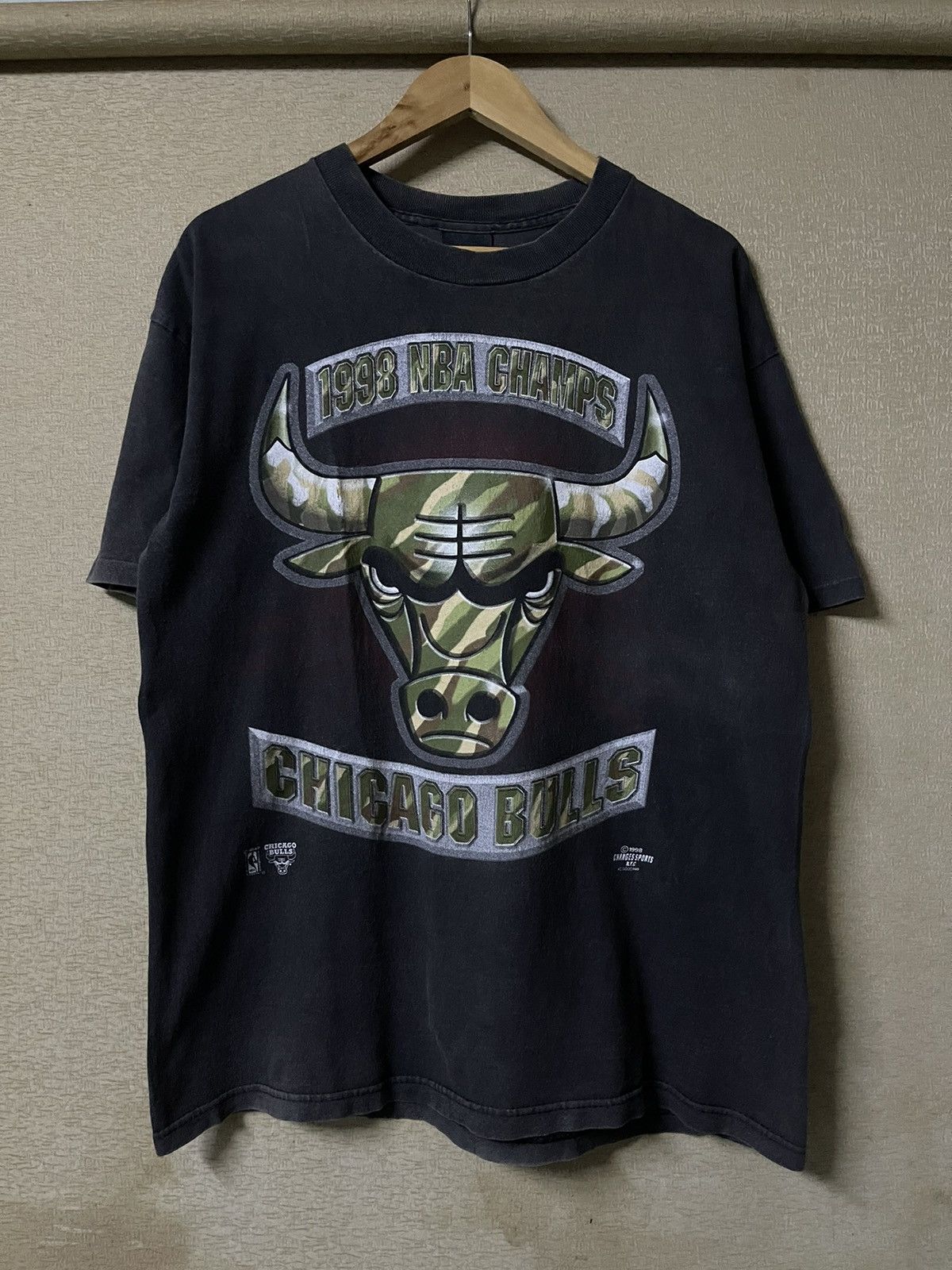 Vintage Vintage 1998 NBA Champs Chicago Bull Camouflage Tshirt Size US L / EU 52-54 / 3 - 1 Thumbnail