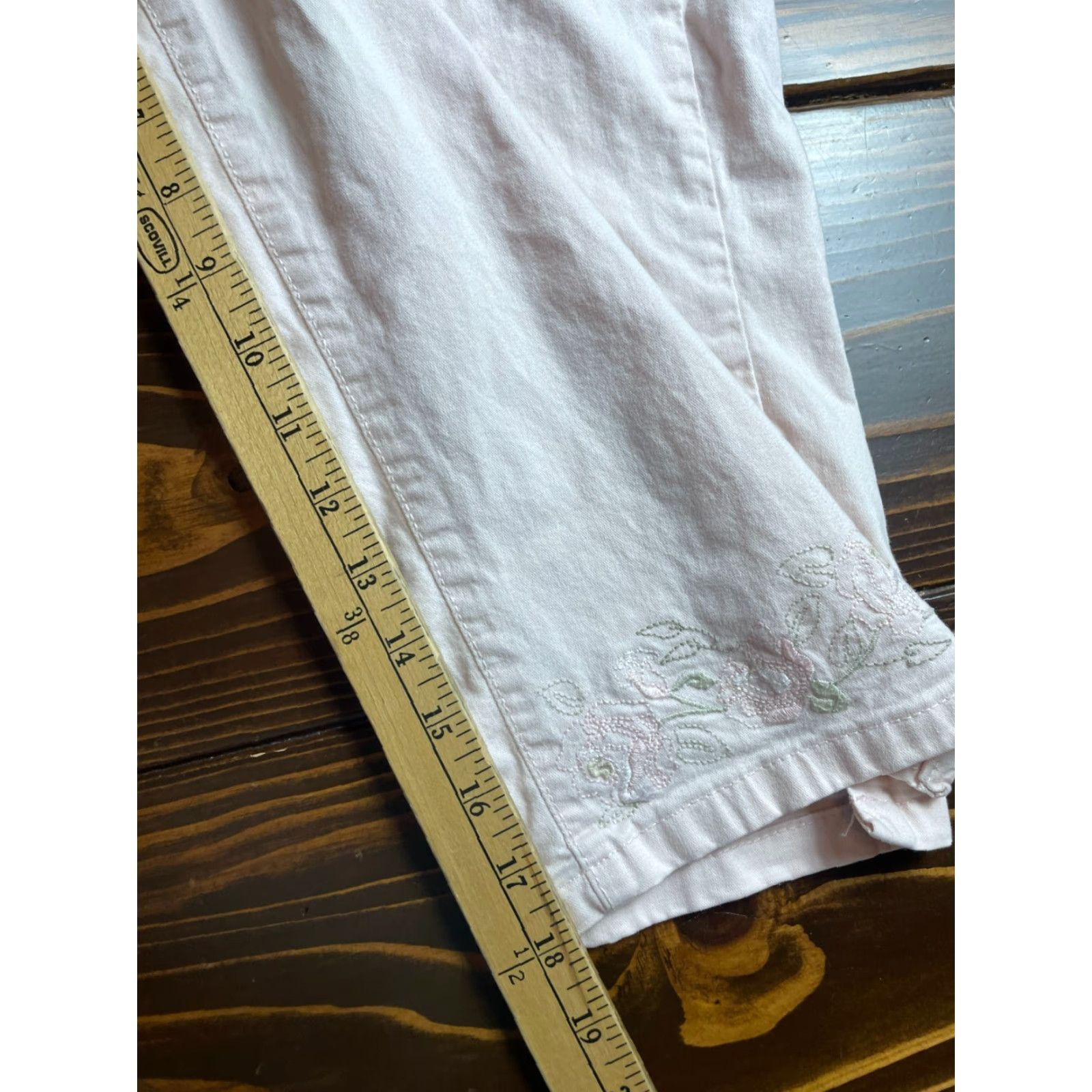 Gloria Vanderbilt Gloria Vanderbilt Pants Women's 10 Pink Embroidered Capri Straight Leg Casual Travel Size 24" / US 00 / IT 34 - 7 Thumbnail