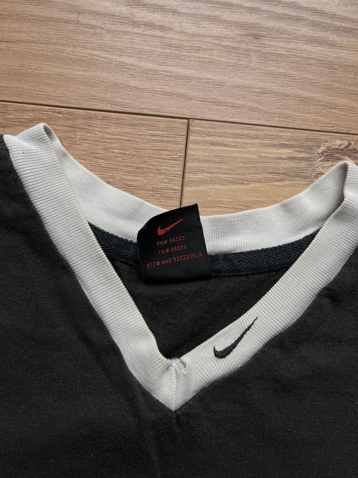 Nike 90’s NIKE SPELLOUT LOGO Y2K SWOOSH RETRO V-NECK SUNFADED TEE Size US XL / EU 56 / 4 - 4 Thumbnail