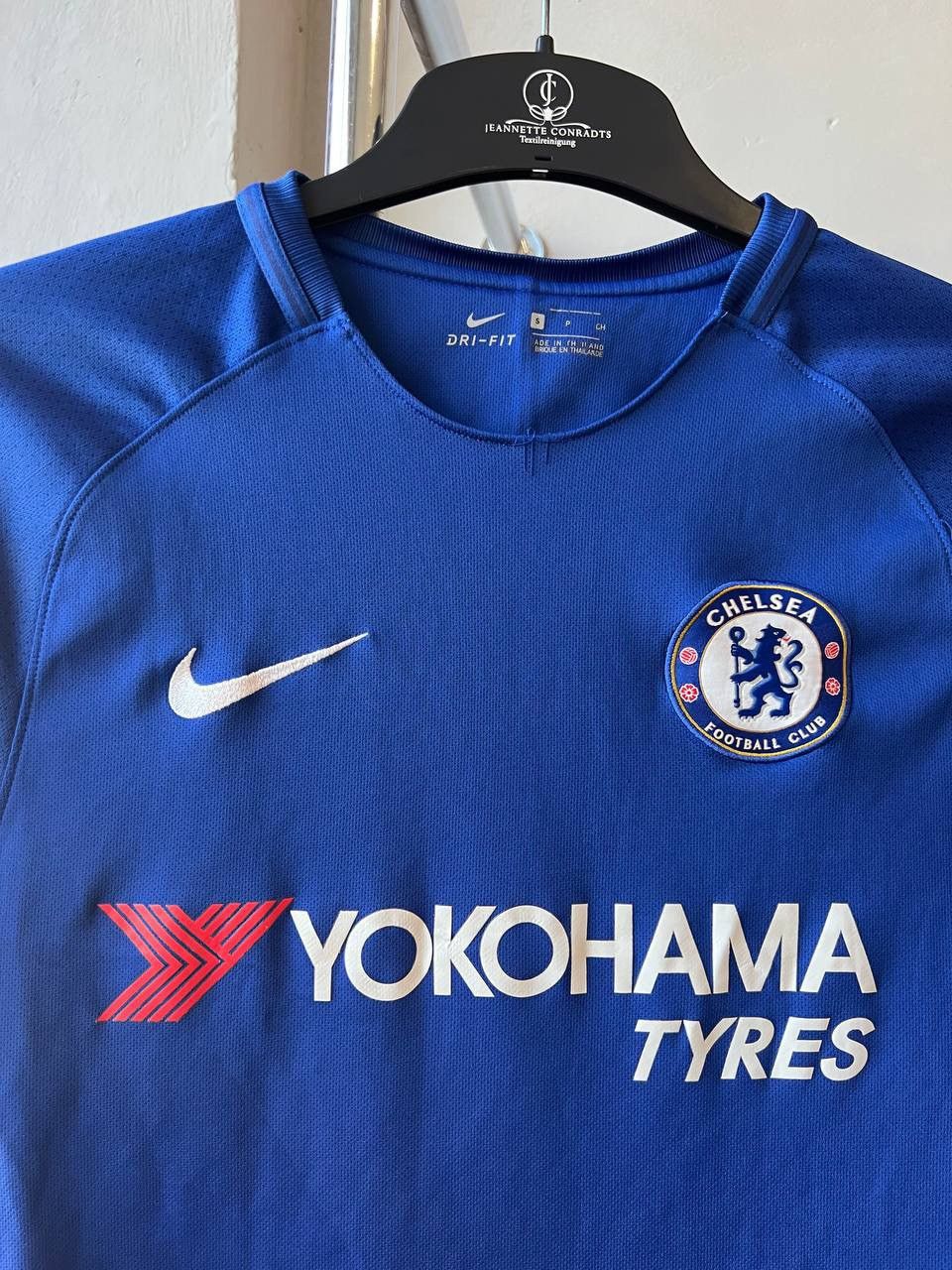 Nike 2017/18 CHELSEA FC HOME SOCCER JERSEY FOOTBALL SHIRT SIZE S Size US S / EU 44-46 / 1 - 3 Thumbnail