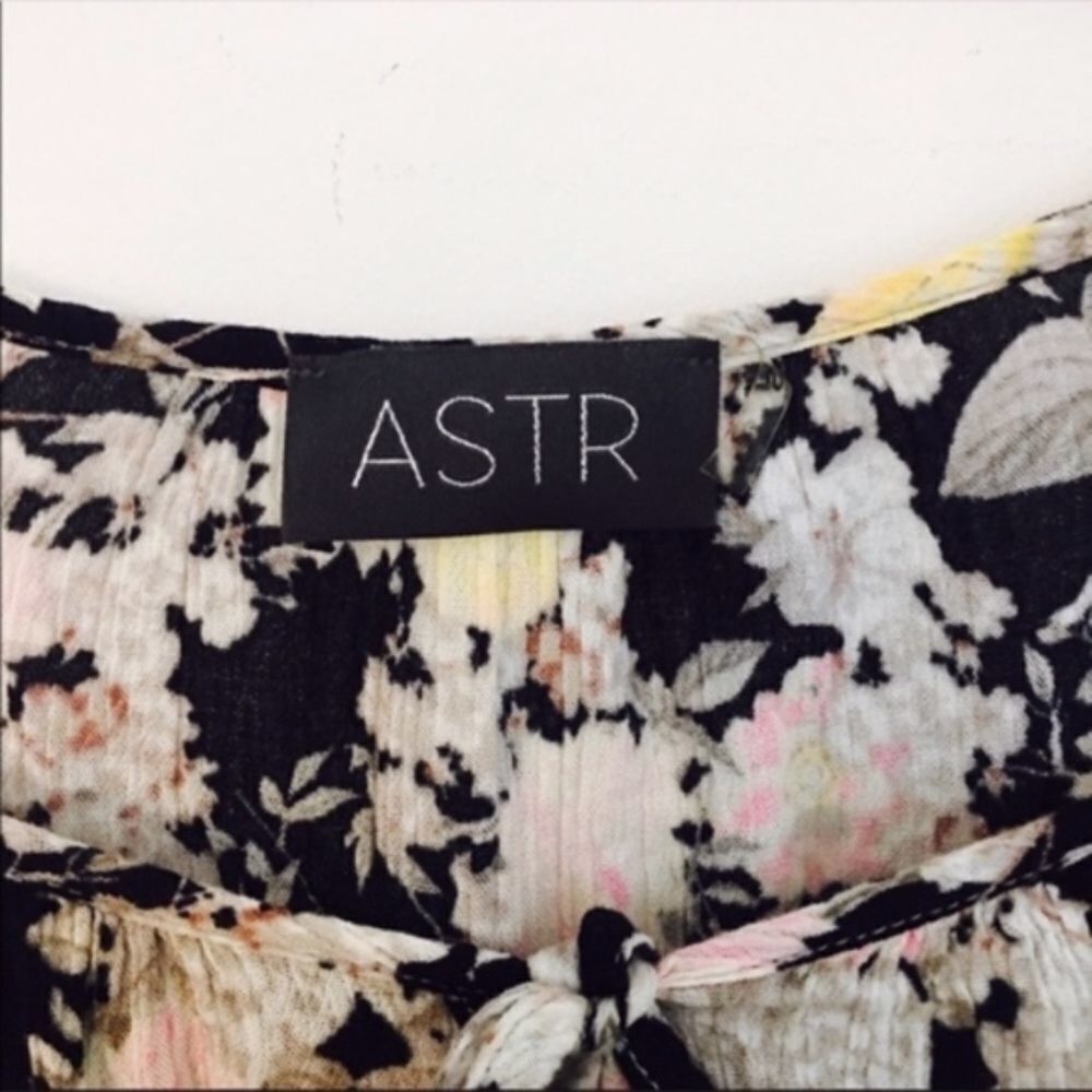 ASTR The Label ASTR the Label Floral Blouse with Black Crochet Shoulder Det Size S / US 4 / IT 40 - 4 Thumbnail