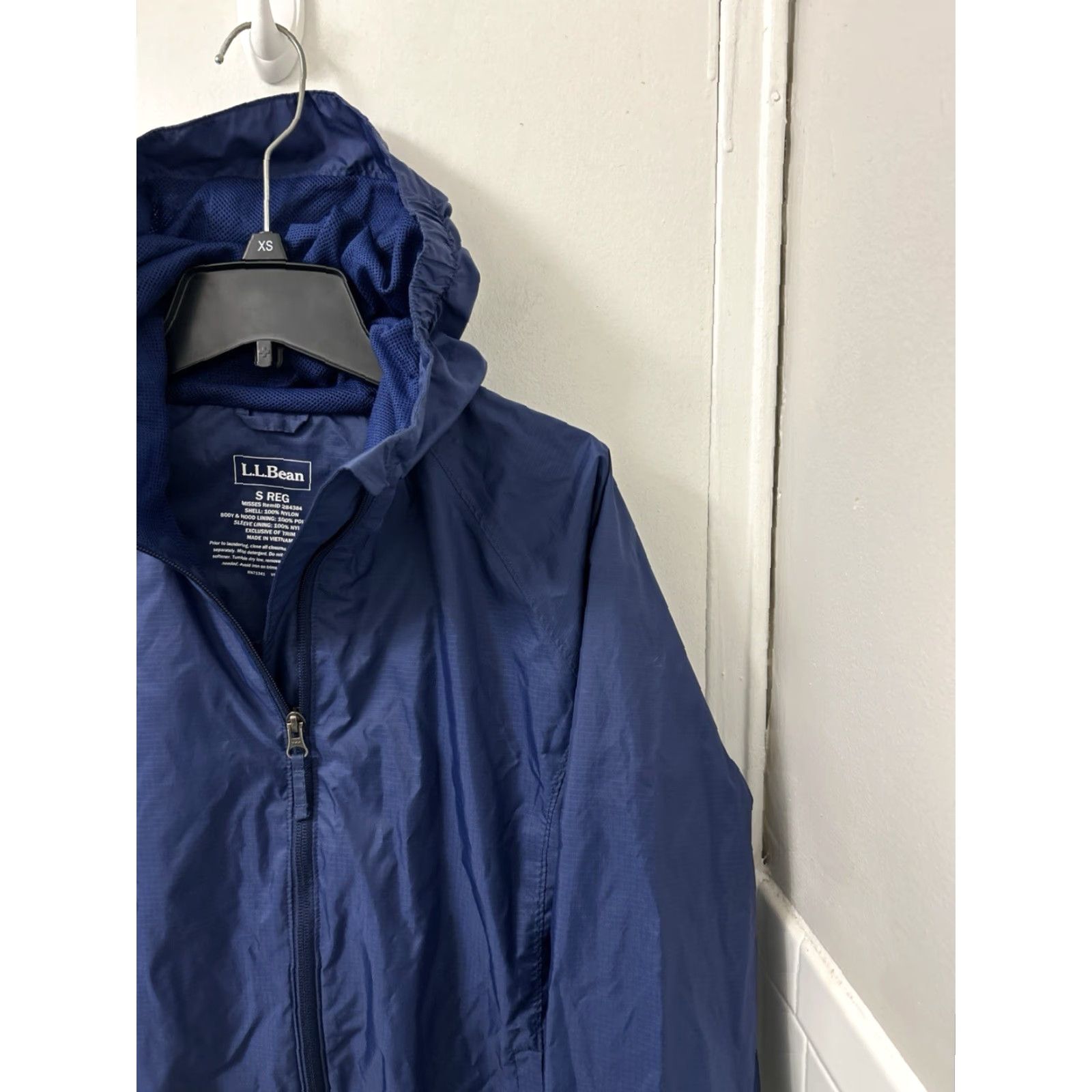 Rains LL Bean Rain Jacket Womens Sz Small Blue Full Zip Windbreaker 27.5” Length 21” Pit to Pit Packable Removable Hood Wind-Resistant 3 Size S / US 4 / IT 40 - 7 Thumbnail