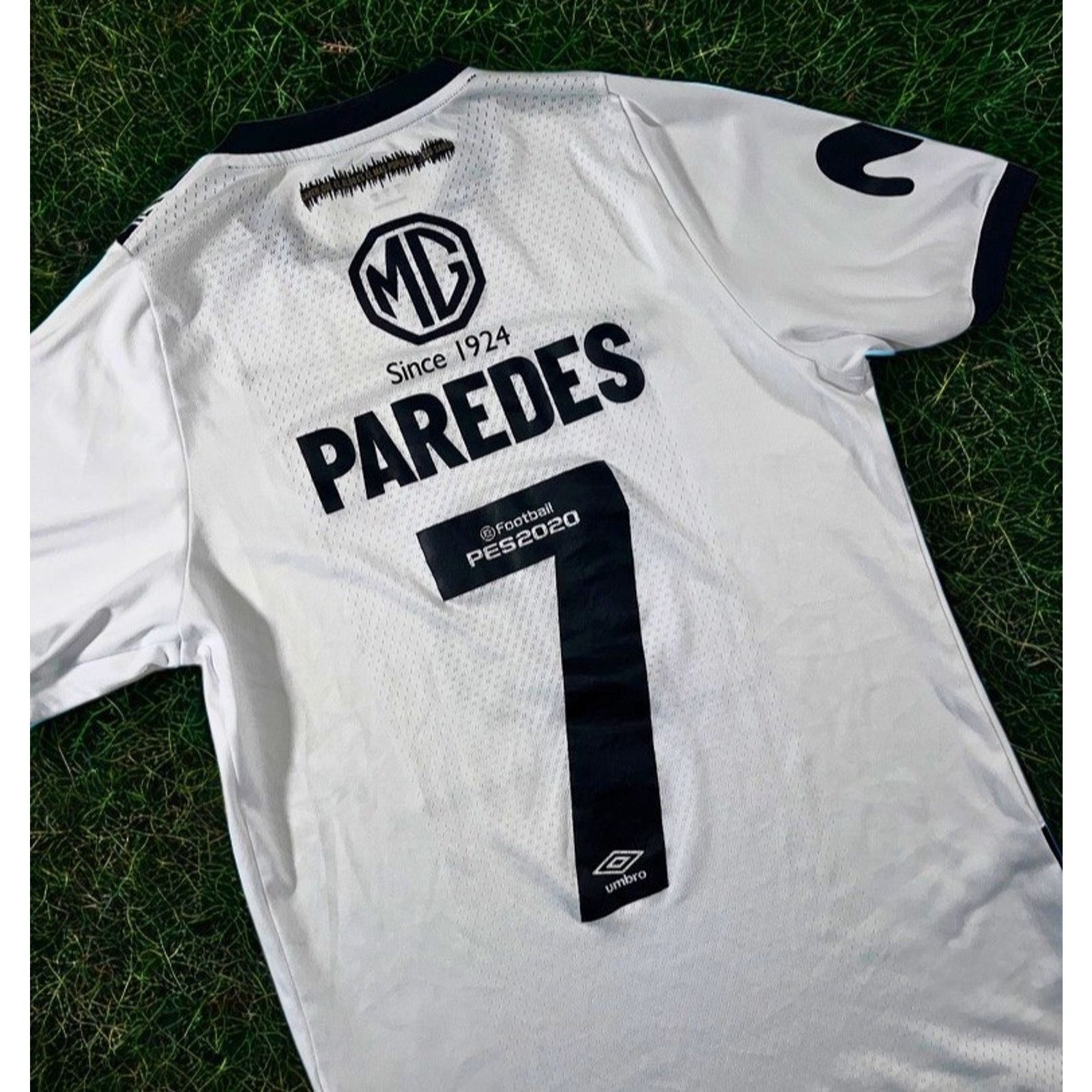 Umbro Colo Colo Esteban Paredes Umbro Soccer Jersey S Chile 2019 Size US S / EU 44-46 / 1 - 9 Thumbnail