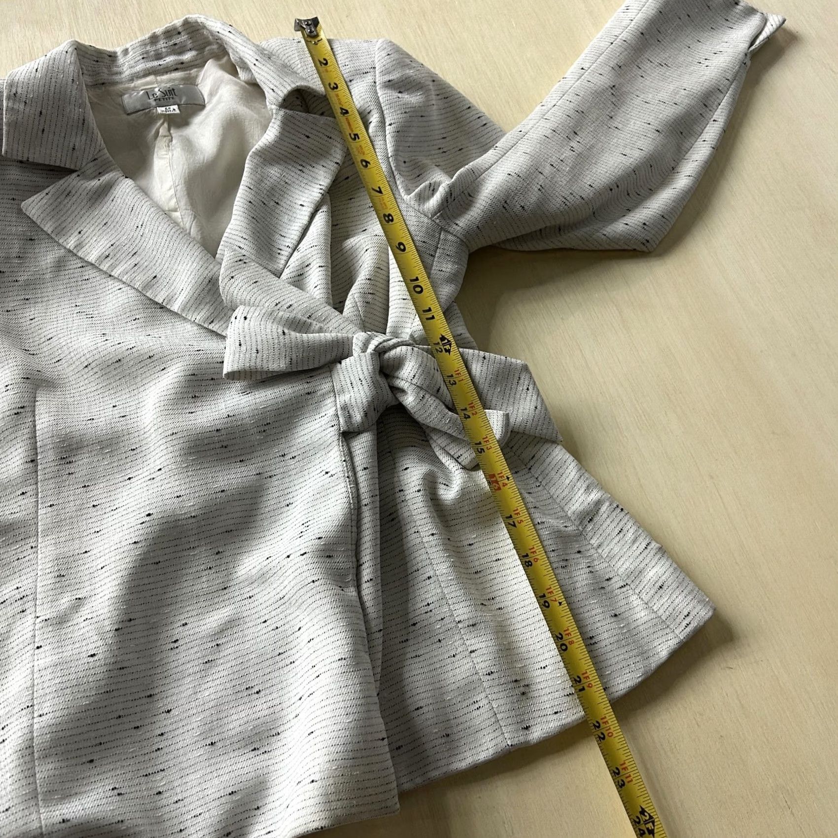 Vintage Le Suit Blazer 6P White Stripe Belted Lined Petite Jacket Women's Career Workwear Subtle Striped Pattern Notch Lapel Short Sleeves Belted Wrap Front Size M / US 6-8 / IT 42-44 - 4 Thumbnail