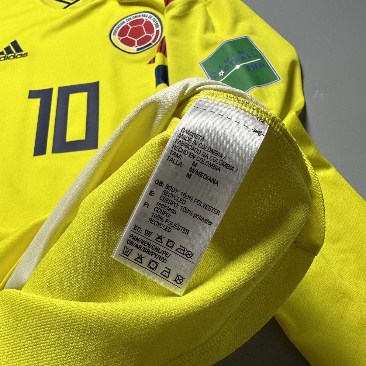 Vintage COLOMBIA ADIDAS 2018 WORLD CUP SOCCER HOME JERSEY #10 JAMES Size US M / EU 48-50 / 2 - 12 Thumbnail