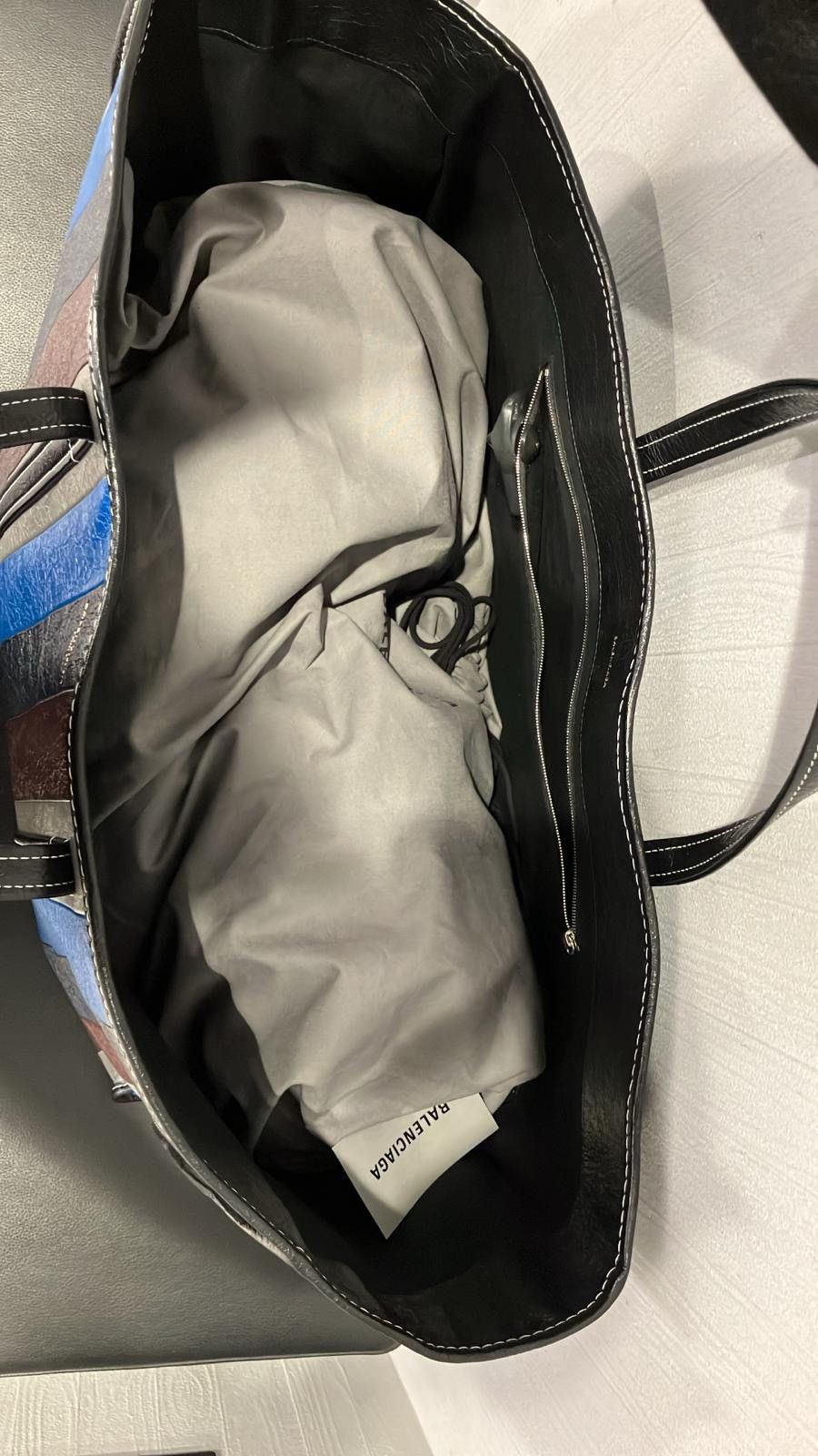 Balenciaga o1bcso1str0625 Size: OS / Chatelet Carry All Tote Bag XL Size ONE SIZE - 7 Thumbnail
