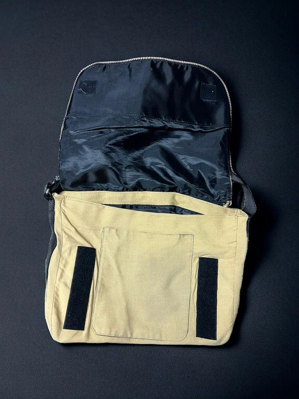Band Tees × Vintage Vintage Cream Shoulder Bag Queen Tour 1976 @2011 Size ONE SIZE - 3 Thumbnail