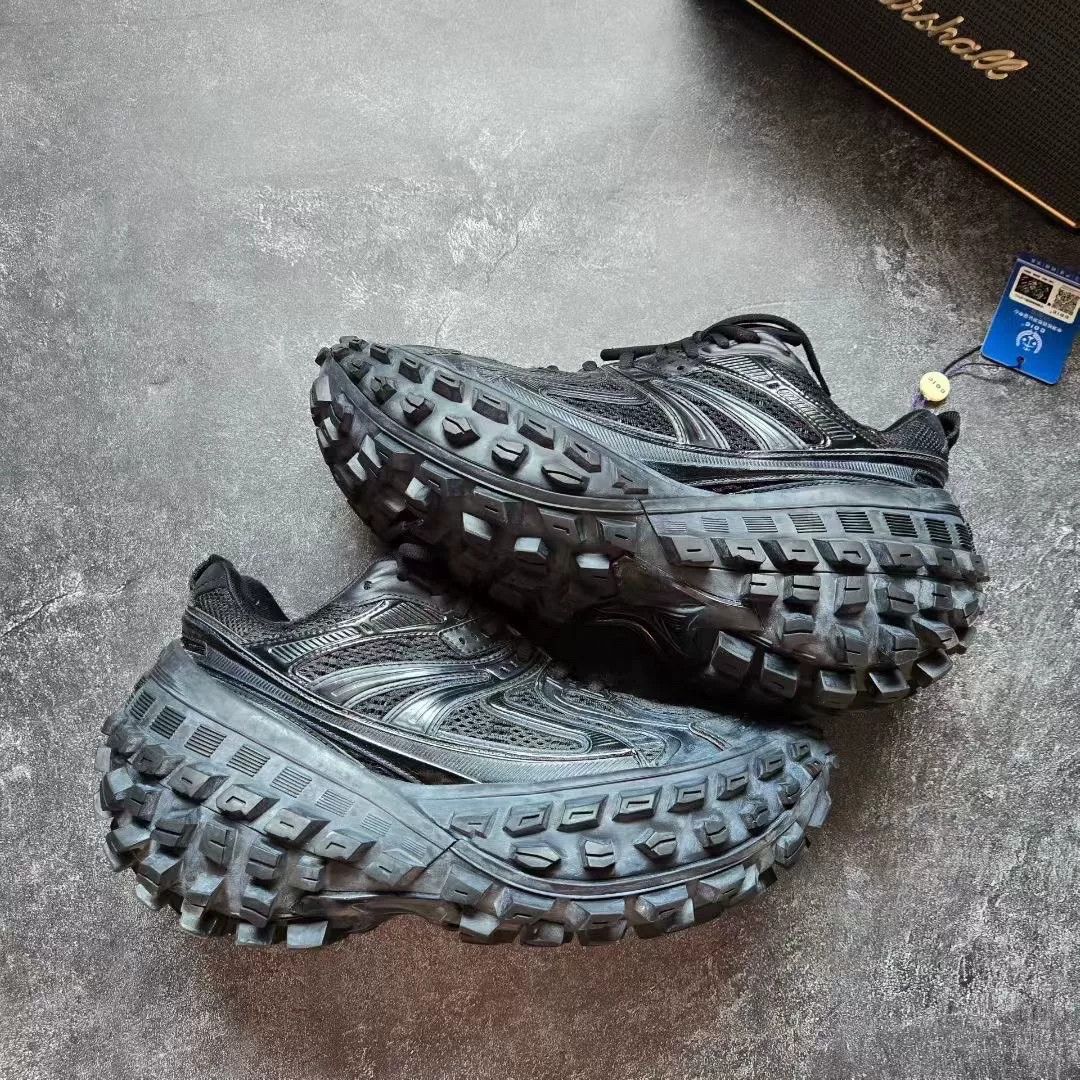 Balenciaga Balenciaga Black Lowtop Sneakers 40 Men Size US 7.5 / EU 40-41 - 1 Thumbnail