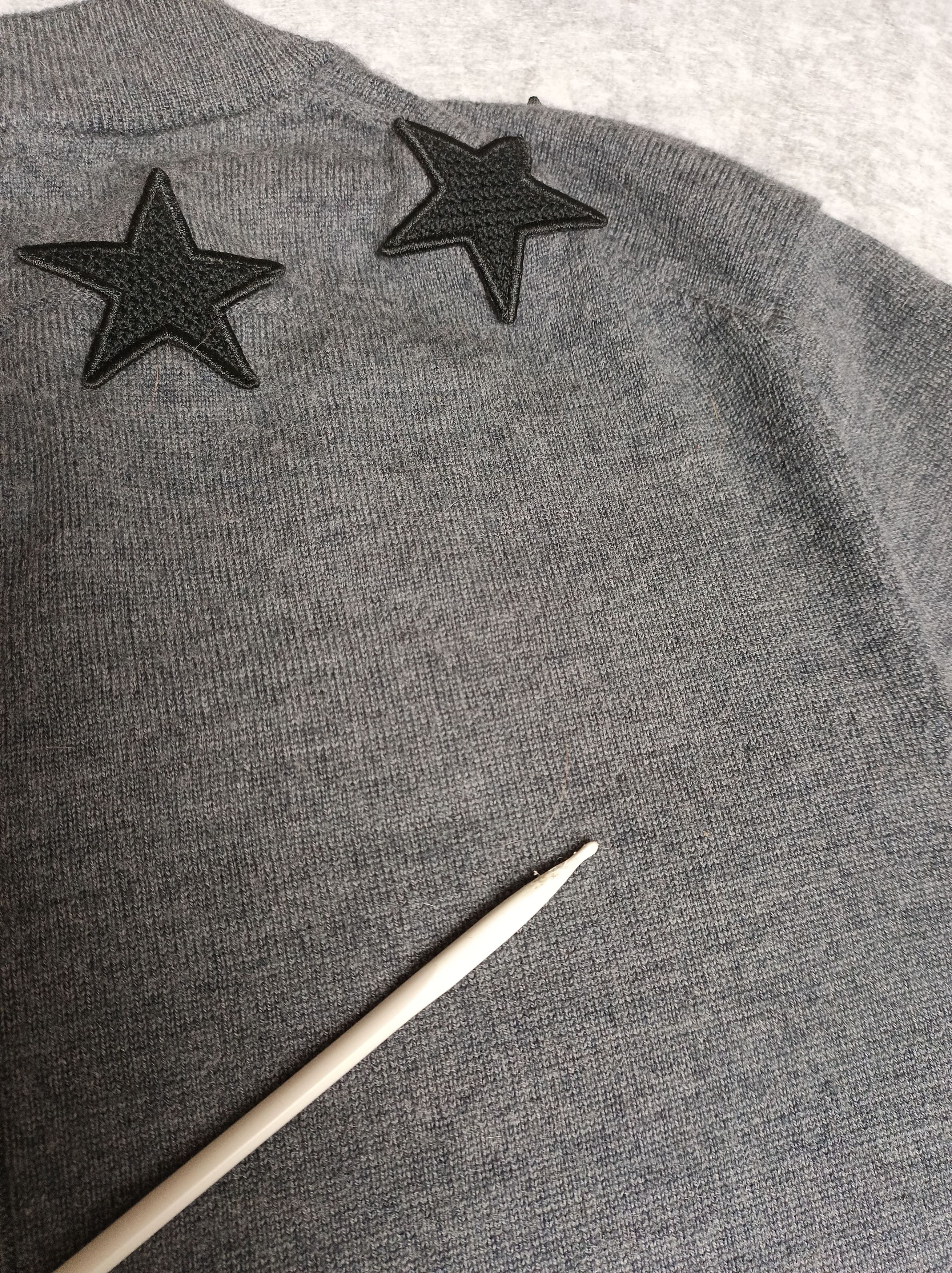 Givenchy Givenchy Grey Wool Star Embroidered Long Sleeve Sweater L Size US L / EU 52-54 / 3 - 13 Thumbnail