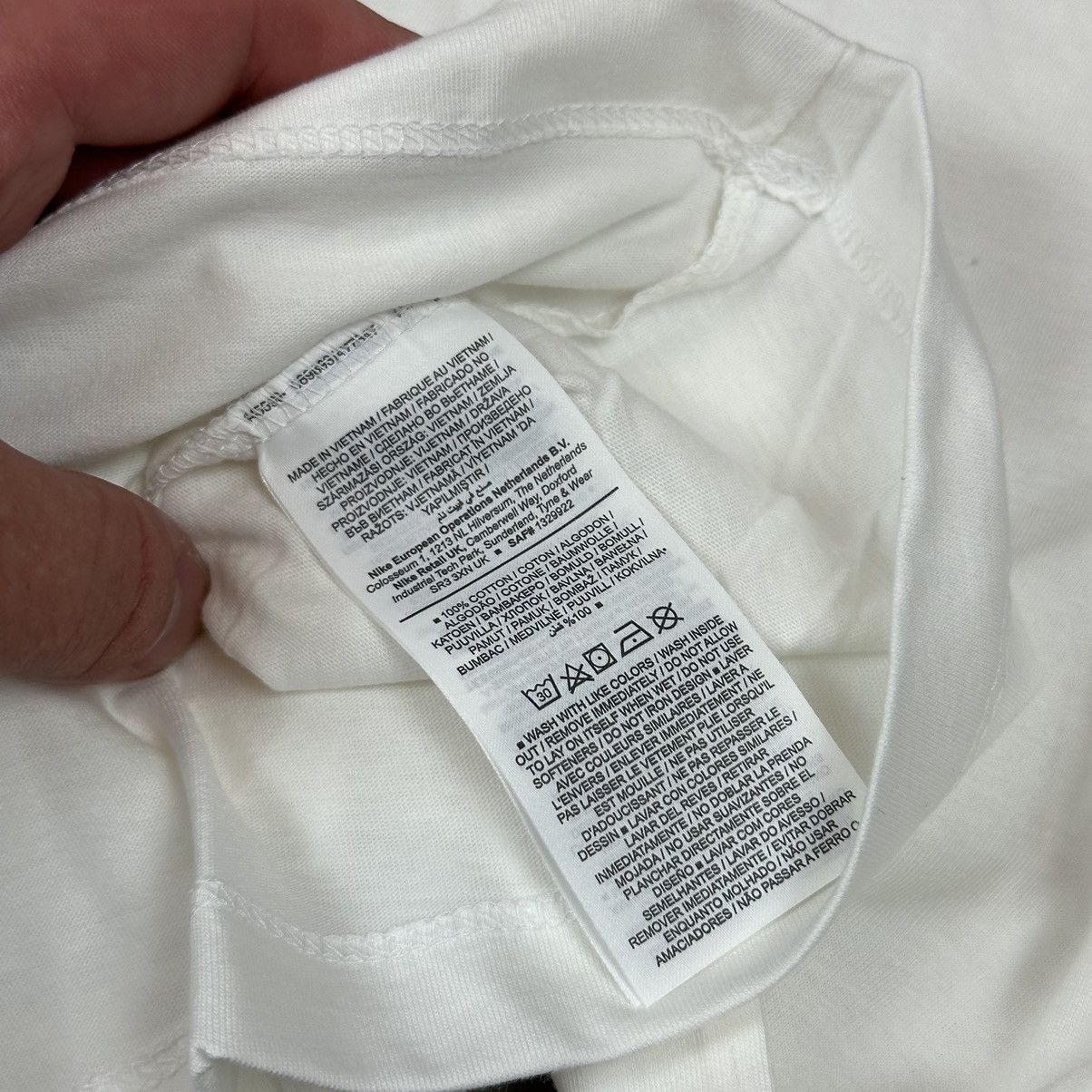 Nike Nike central swoosh t-shirt XL white streetwear Size US XL / EU 56 / 4 - 4 Thumbnail