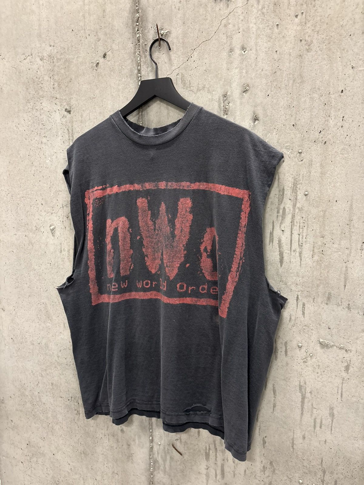 Vintage Vintage NWO Tank Thrashed Faded Grunge Band Distressed Size US XXL / EU 58 / 5 - 2 Thumbnail