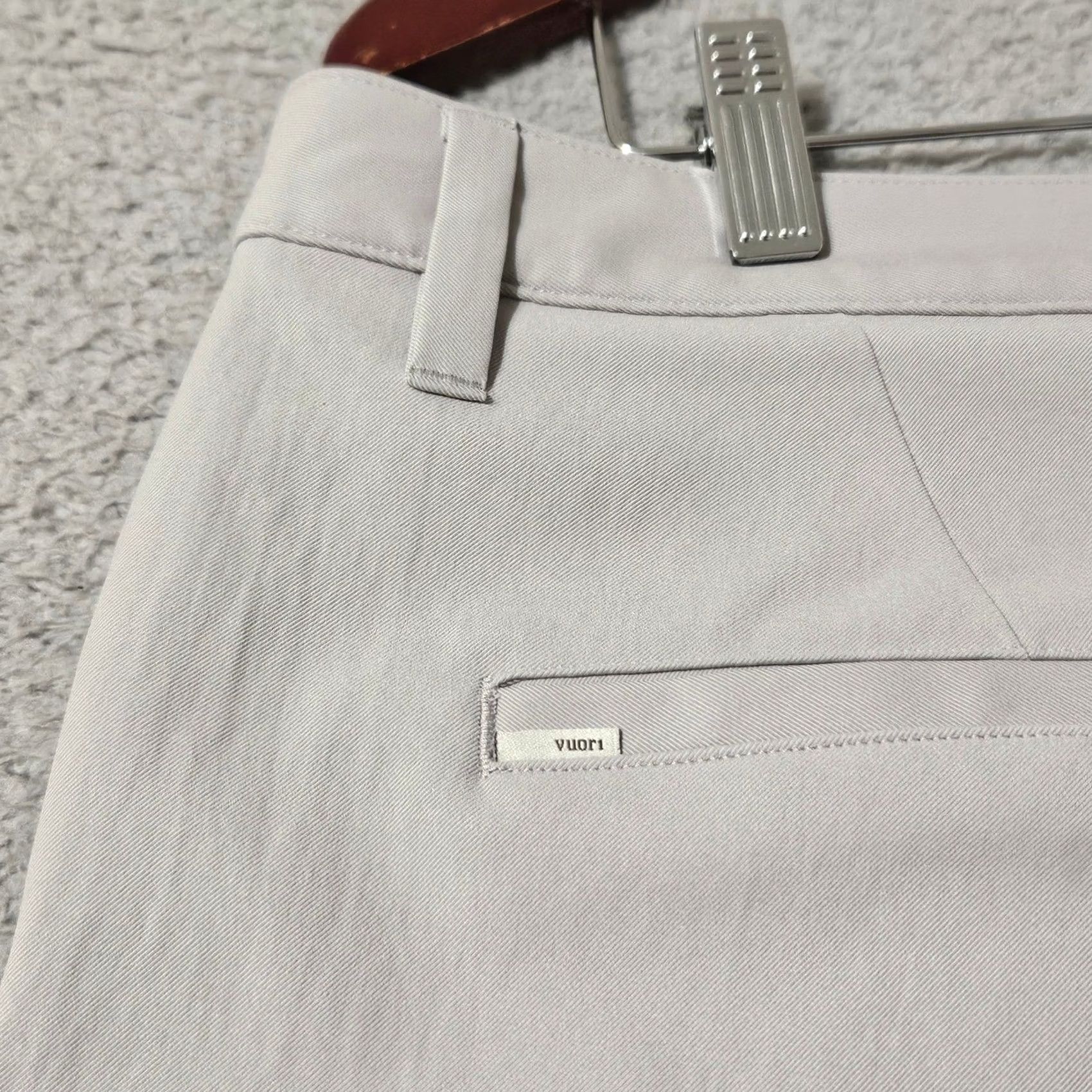 Vuori Vuori Cascade Tech Chino Pant Mens 36 V427-L Tapered Athletic Slim Fit Stretch Gray 30 Inseam Regular Waist 37 Inseam Gray Mens Chino Pants Size US 36 / EU 52 - 3 Thumbnail