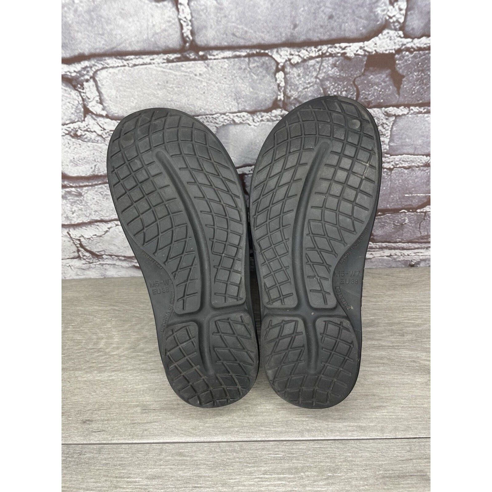 Other Oofos Oocloog Recovery Black Rubber Mules Slides Sandals Wom Size US 7 / IT 37 - 18 Thumbnail