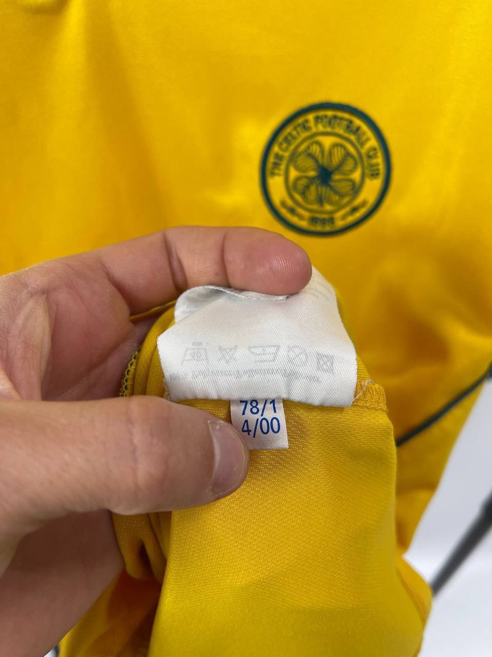Umbro CELTIC 2000 2002 AWAY SHIRT FOOTBALL SOCCER UMBRO SIZE XL Size US XL / EU 56 / 4 - 6 Thumbnail