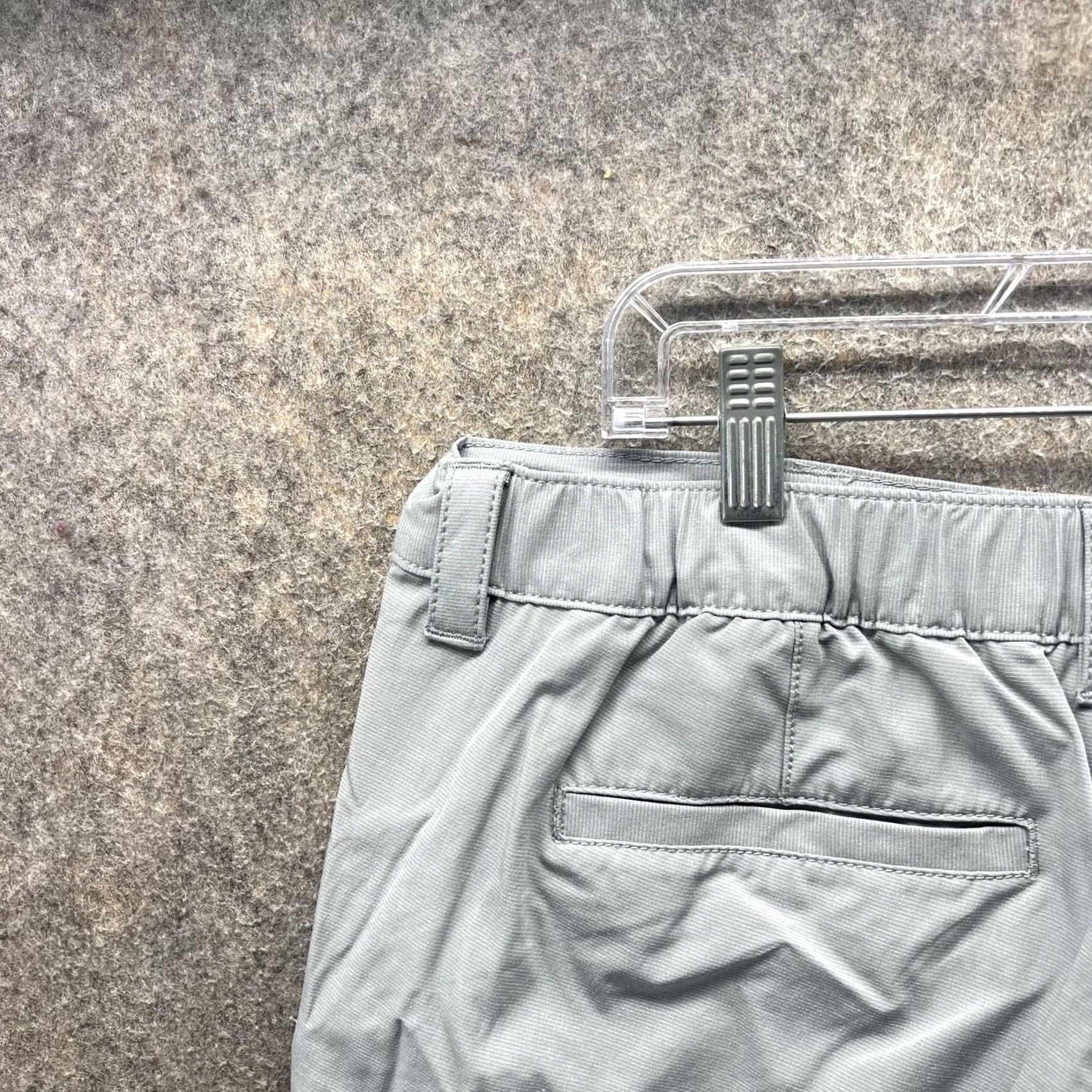 Banana Republic Banana Republic Shorts Mens 36 Gray Stretch Elastic Waist Chino 9 Inseam Mens Flat Front Casual Shorts 9 Inseam Gray Boys? Size US 36 / EU 52 - 5 Thumbnail