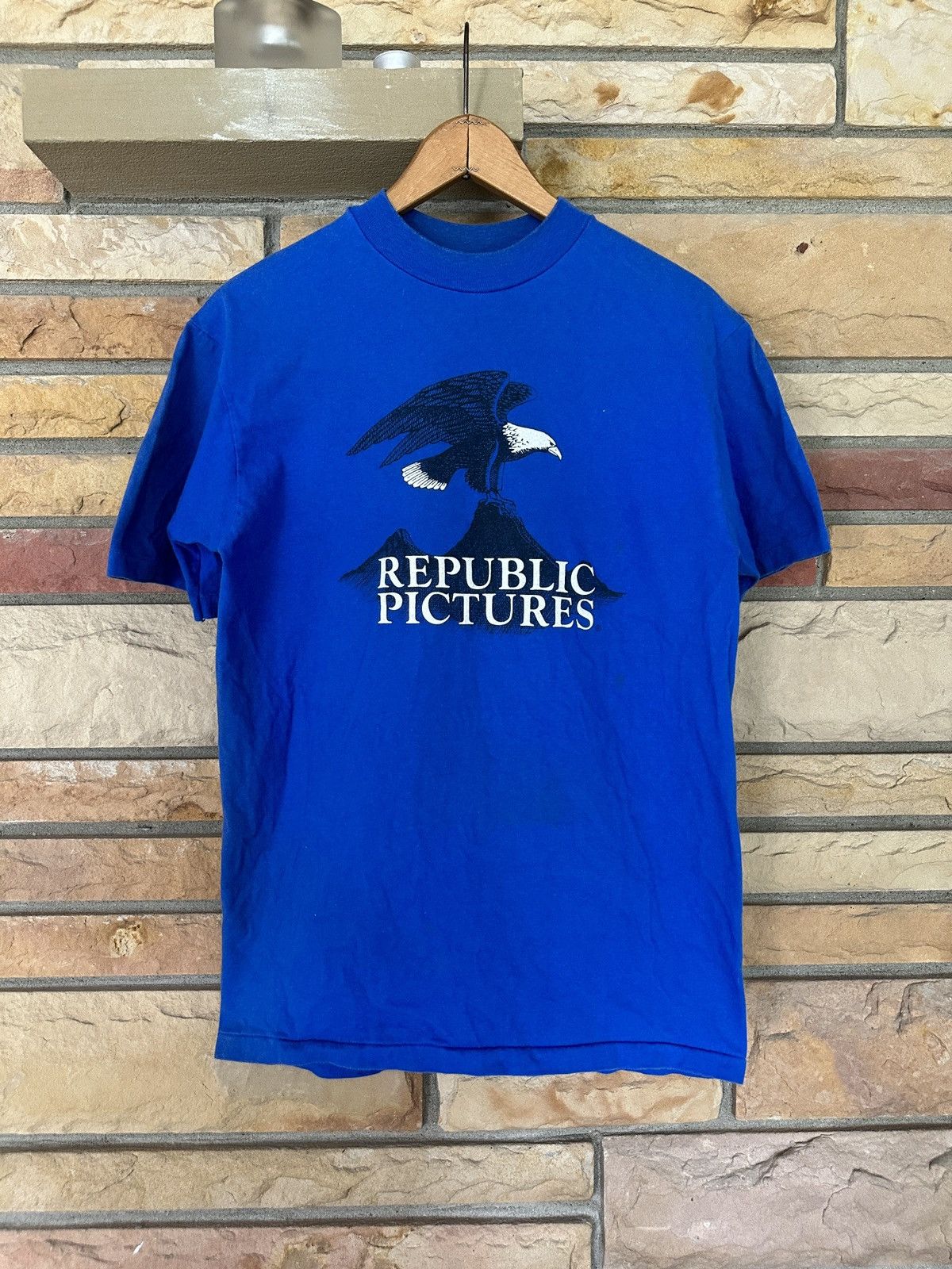Vintage Vintage 80s Republic Pictures Eagle Graphic Tee Size US M / EU 48-50 / 2 - 1 Thumbnail