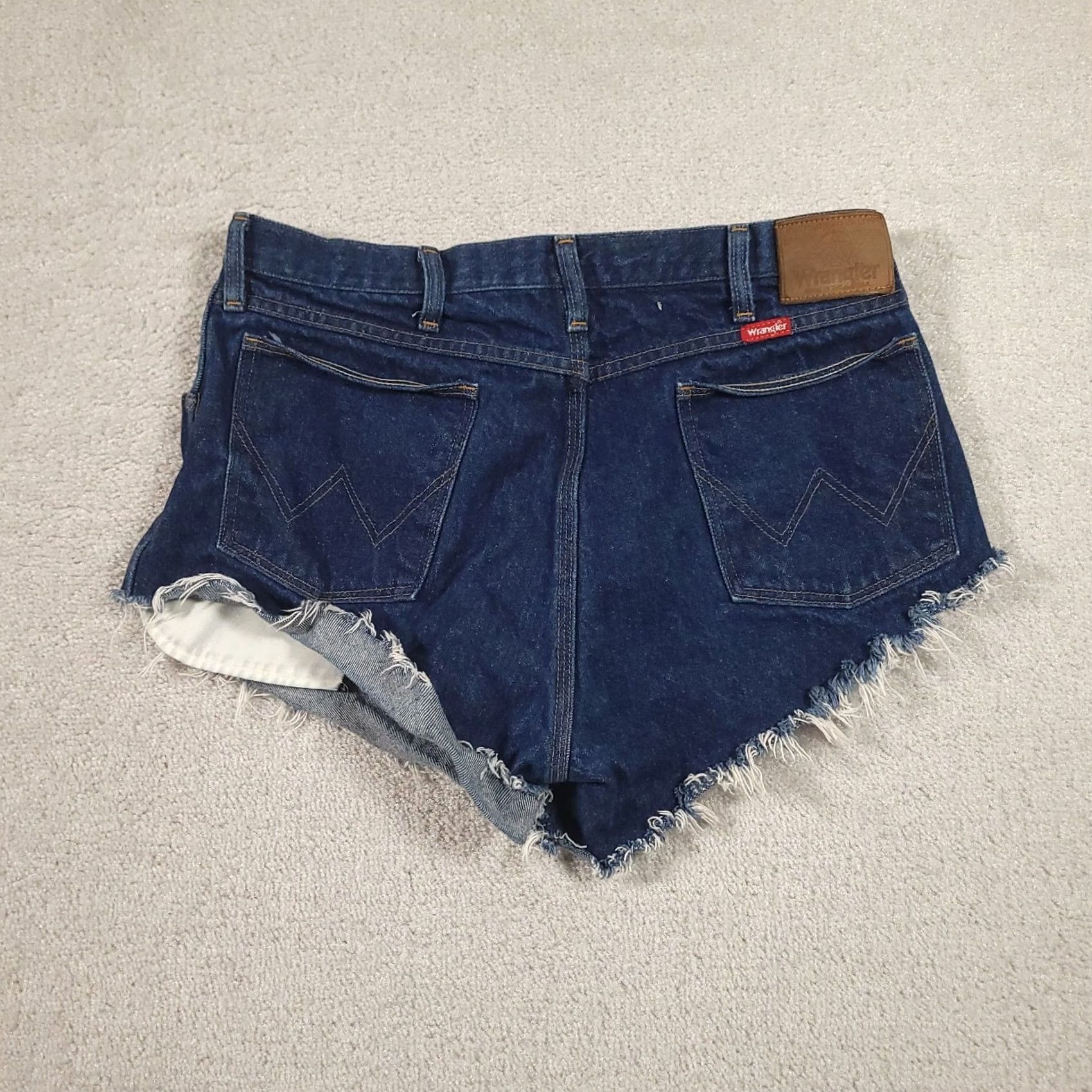Wrangler Wrangler Women's Medium Wash DIY Daisy Duke Frayed Cut Off Shorts 38 Waist Size 26" / US 2 / IT 38 - 7 Thumbnail