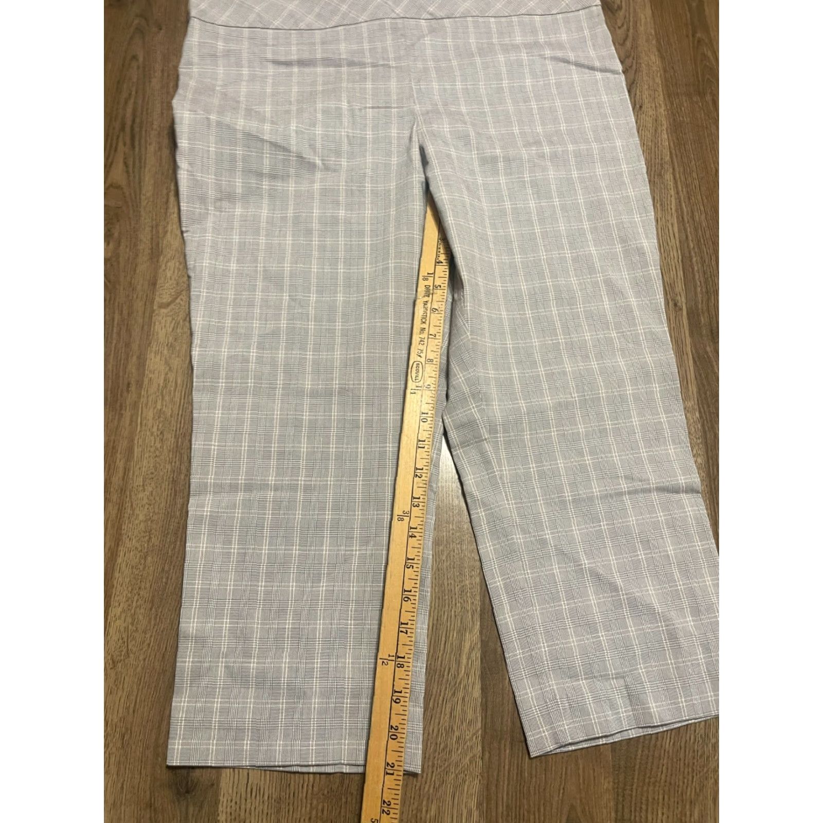 Van Heusen Van Heusen Pants Women's 14 Gray Plaid Capri Pull On Stretch Extensible Size 36" / US 14 / IT 50 - 5 Thumbnail