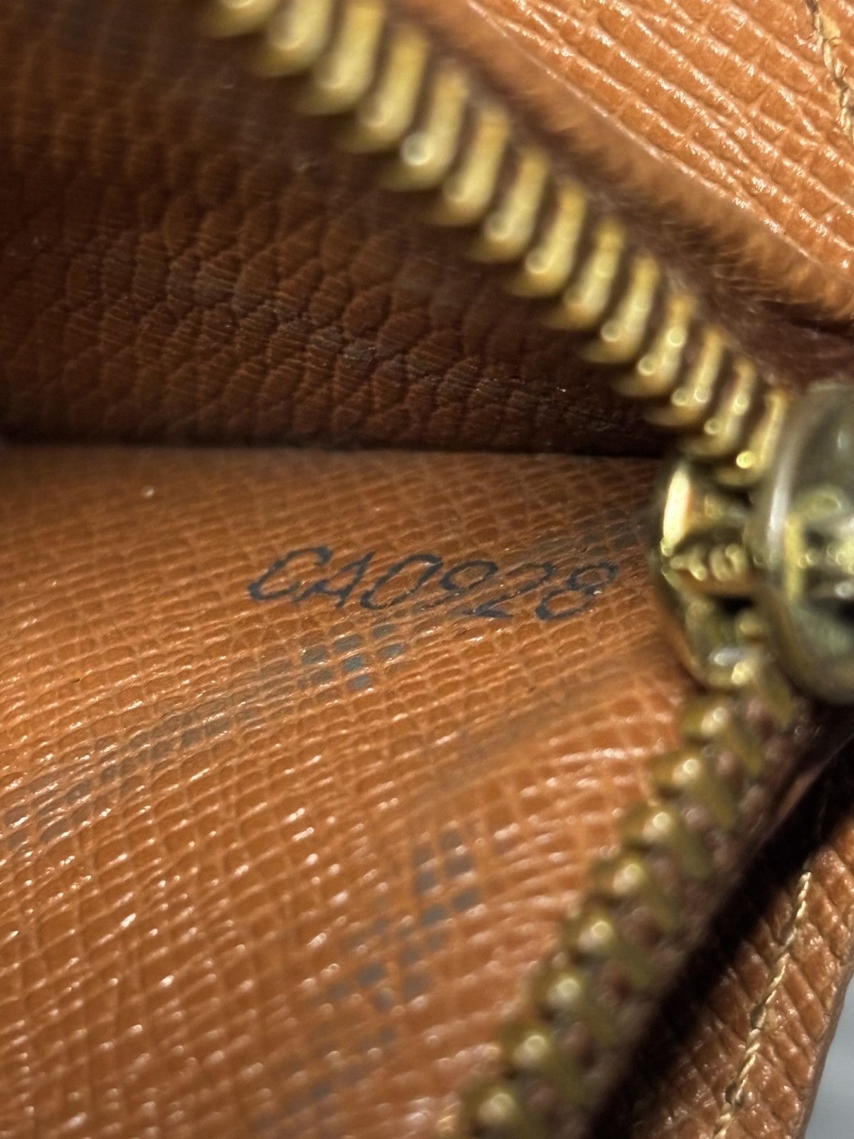Louis Vuitton (very worn) Louis Vuitton Long Wallet Size ONE SIZE - 24 Thumbnail