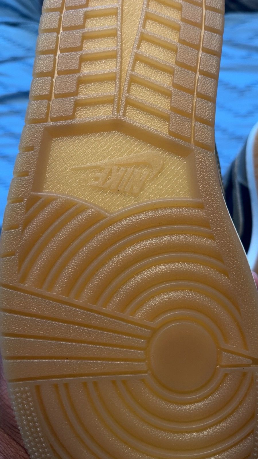 Jordan Brand Air Jordan 1 High sneakers in a black and metallic gold Size US 11.5 / EU 44-45 - 15 Thumbnail