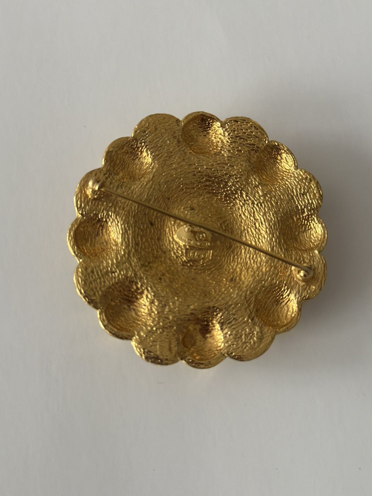 Chanel Rare Vintage CHANEL Floral Brooch – Gold Metal & Pearl Size ONE SIZE - 2 Thumbnail