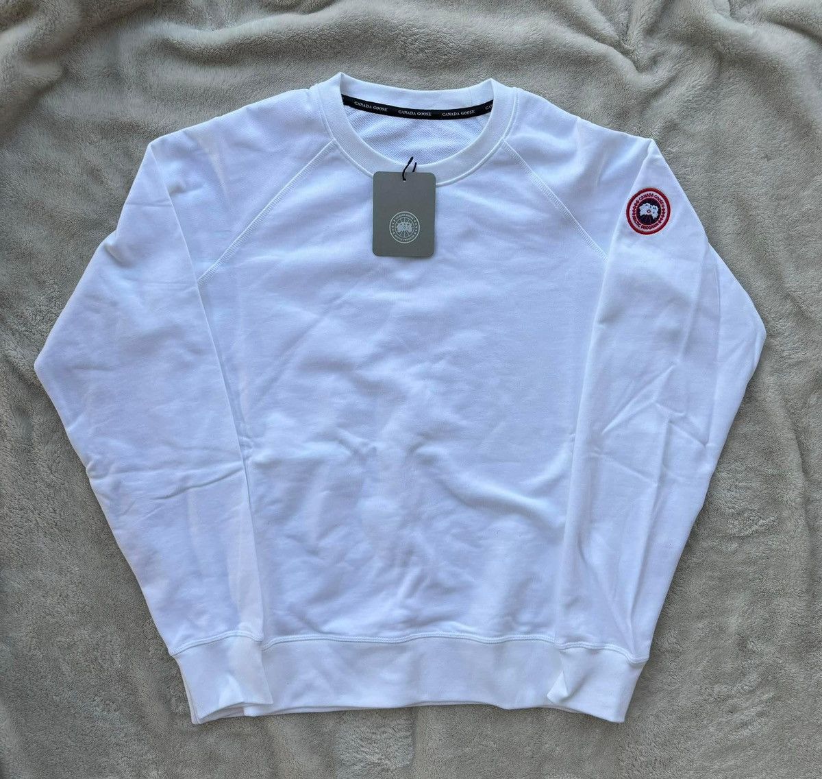 Canada Goose Canada Goose White Badge Crewneck Size L / US 10 / IT 46 - 1 Preview