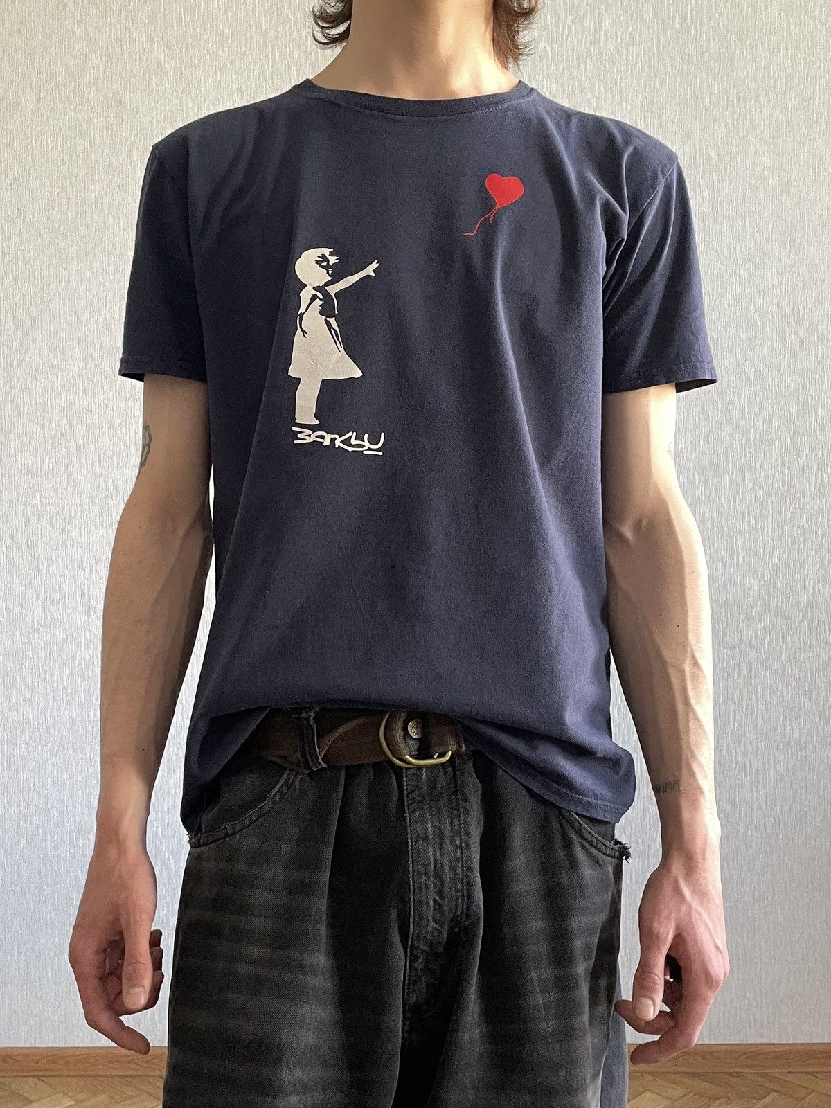 Gildan Banksy’s Girl w/ Balloon, Unknown Version. A T-Shirt Size US L / EU 52-54 / 3 - 10 Thumbnail