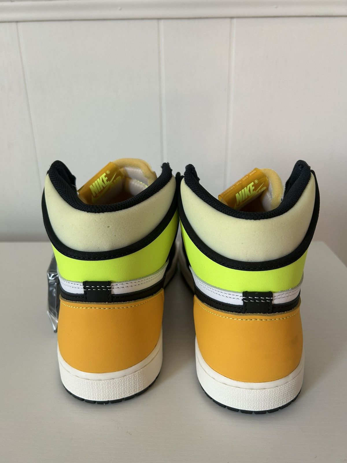 Jordan Brand Nike Air Jordan 1 High Volt Size US 10.5 / EU 43-44 - 4 Thumbnail