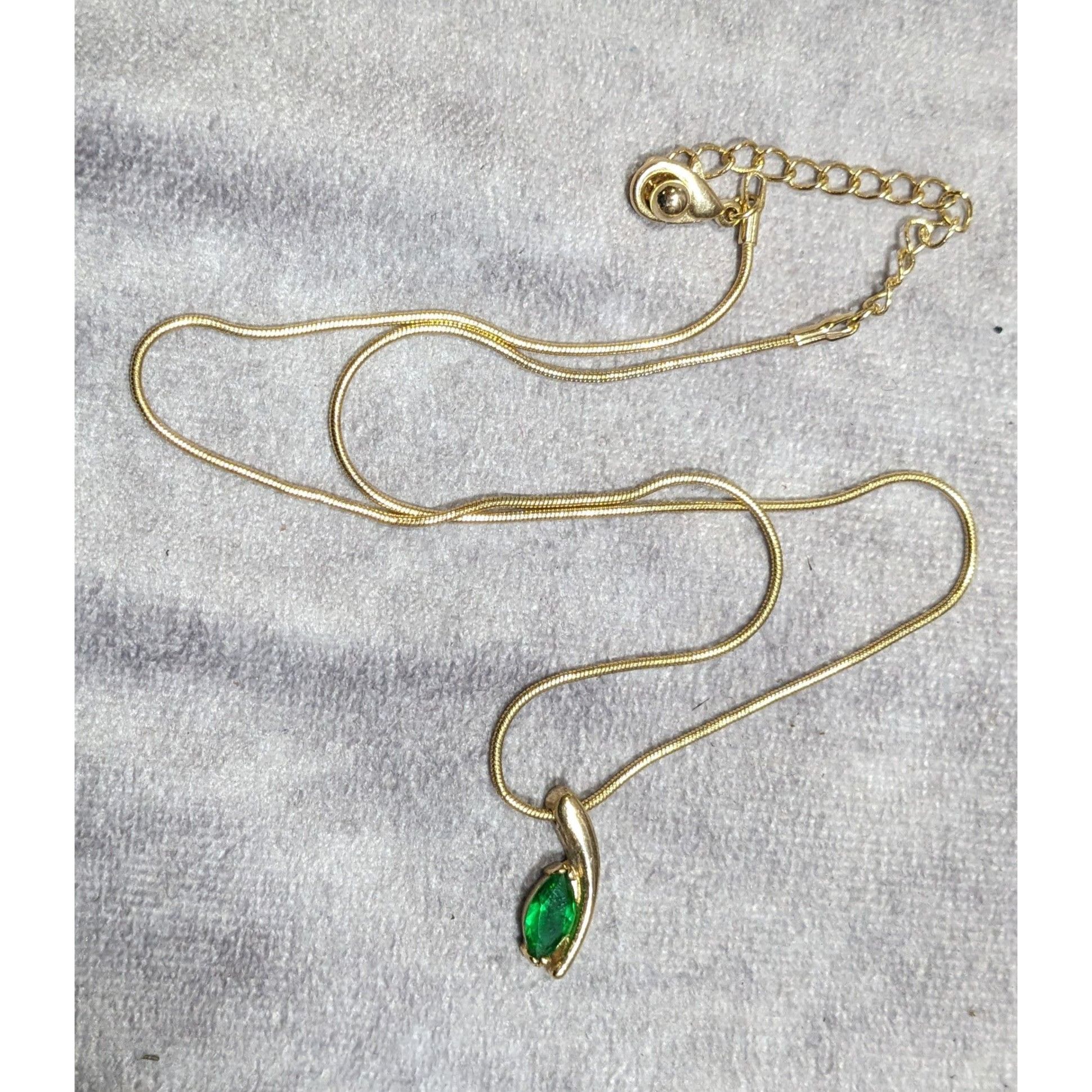 Other Vintage Elegant Green Gemmed Gold Tone Pendant Necklace Size ONE SIZE - 6 Thumbnail