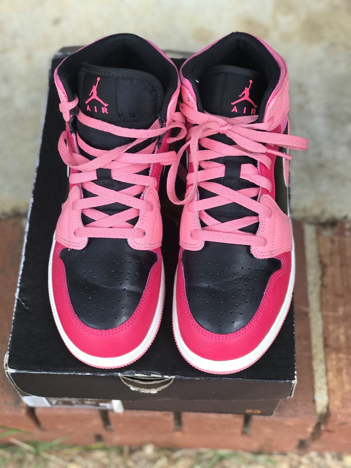 Jordan Brand Air Jordan 1 Coral Chalk GS Size 7Y / 8.5W Size US 8.5 / IT 38.5 - 3 Thumbnail