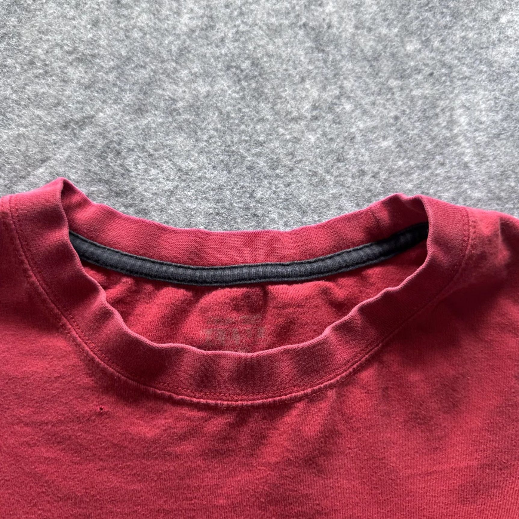 Vintage VINTAGE Red Solid Crew Neck Logo Tee Mens Large Shirt Size US L / EU 52-54 / 3 - 5 Thumbnail