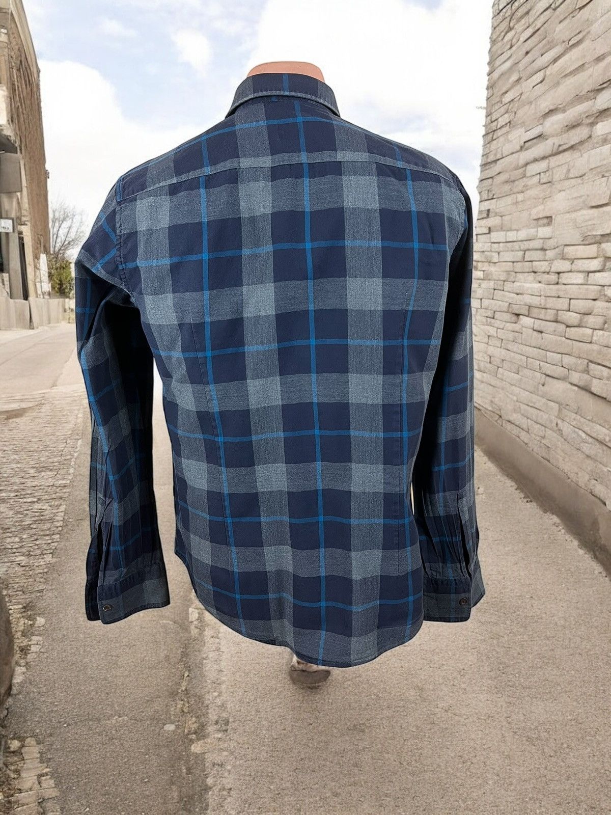 Hugo Boss Hugo Boss checked shirt size M slim fit Size US M / EU 48-50 / 2 - 3 Thumbnail